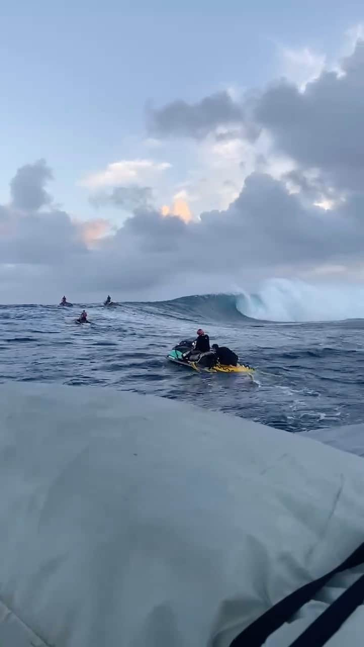 surflineのインスタグラム：「Meanwhile… over on Maui, Pe’ahi showed her teeth. This swell is en route to California. Details at the link in bio courtesy of @xcelwetsuits .」