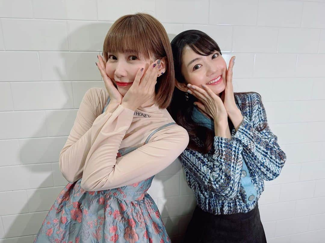 西脇彩華さんのインスタグラム写真 - (西脇彩華Instagram)「＊ #うまとくネット 🏇✨  前回から出演者が増えて賑やかな配信になりました❣️🥰 舞台共演がきっかけの仲良しすーちゃん @moritasuzuka16  解説にはなんと豪華に #ウマきゅん でも共演中のとよねぇ @kanakohato まで😆💖  お二人は初対面でしたが、さすがのコミュニケーション能力爆発でみんなでお菓子パーティーもして、楽しい空間を一緒に作ってくれました❣️🙇‍♀️  馬券は、、、外れた😭泣  そして次回は明日❣️14:30〜生配信スタートだよ💖 11/26(日)は #ジャパンカップ2023 とよねぇと２人でYouTube生配信にてガチ予想します🏇✨  からのチェキに書くネットサイン会とビンゴ大会(特典❣️)もあります✨ チェキ購入は16:30まで受け付けてるよ❣️ 明日は髪色変えて初仕事だから是非期間限定の髪色チェキです‼️待ってるよーー🙇‍♀️😆🤪笑笑  馬券も当てたいです😆頑張るぞ‼️🏇  詳細はストーリーズから飛んでね💁‍♀️ #西脇彩華 #ちゃあぽん」11月25日 10時33分 - chapon_930