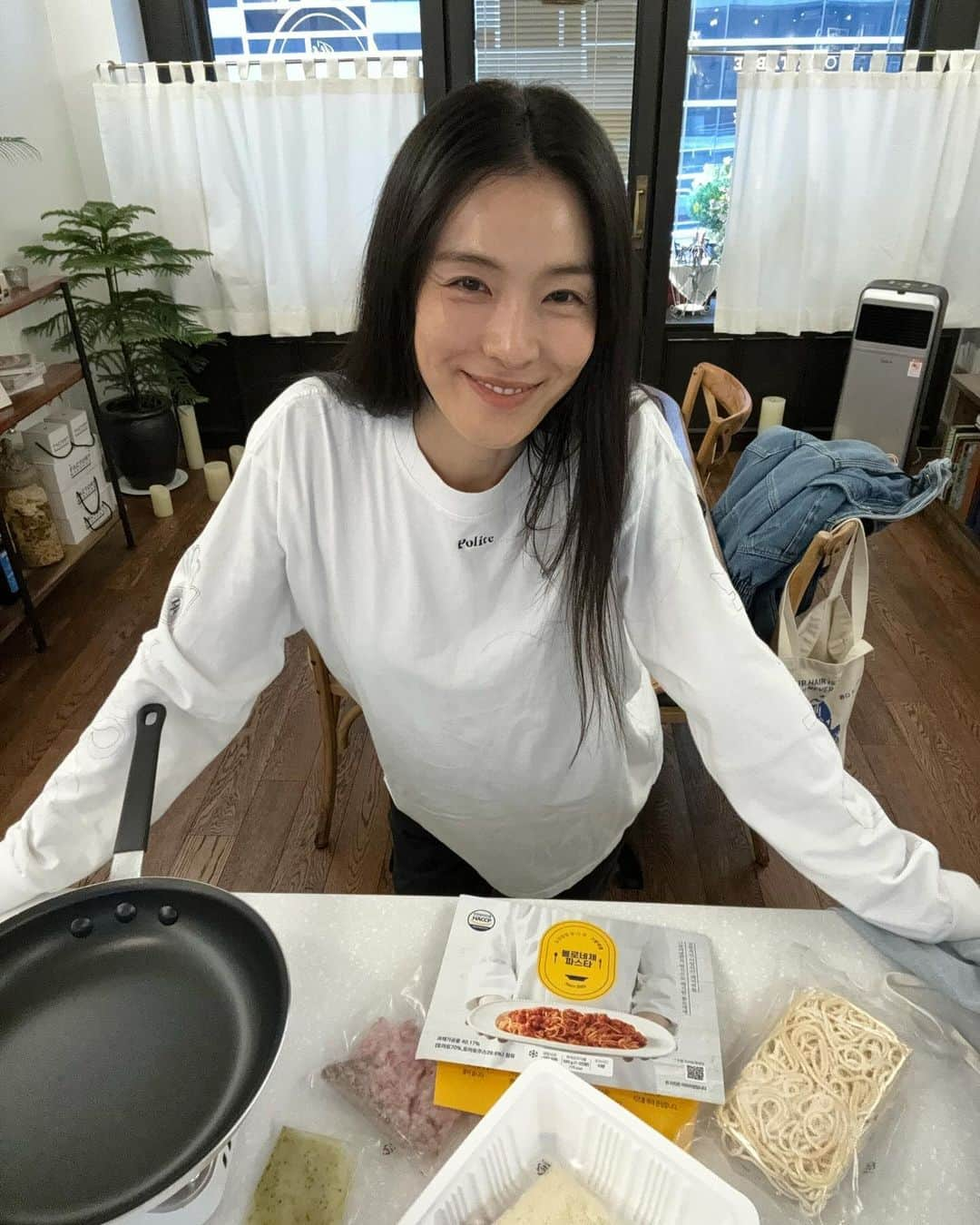 カヒ さんのインスタグラム写真 - (カヒ Instagram)「오늘은 뭐 먹지 😛  그랑씨엘 밀키트는 먹고 또 주문 하고 먹고 또 주문 하는 맛 ㅋㅋ 내일까지에요! 🙌🏻」11月25日 10時33分 - kahi_korea