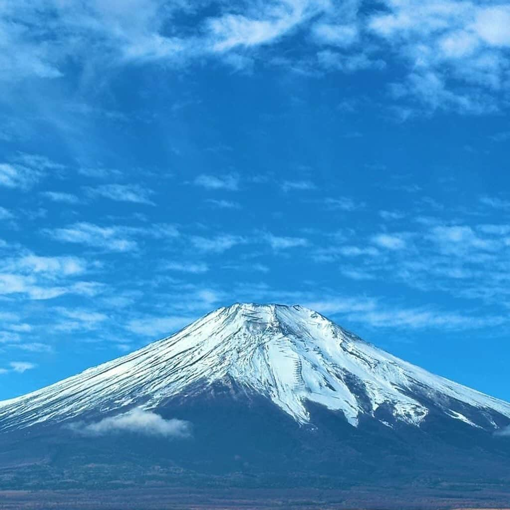 清川あさみさんのインスタグラム写真 - (清川あさみInstagram)「The too beautiful Mt. Fuji and the dragon-like clouds gave me another new idea. Fujiyoshida Art Festival runs through December 17! 🗻🙏✨  美しすぎる富士山と龍のような雲がお出迎え！また新しいアイデアが思いついた。 素晴らしい試みのこの富士吉田の芸術祭は12月17日まで！  偶然再会した　@sayumi7 が教えて下さった夜の富士吉田も中々ディープでめちゃ良かった💋（看板にはsexyとある）  私の展示の蔵の裏で　@oki.aya.oki と食べた手打ちお蕎麦もイチジクの天ぷらも最高でした！👏  自然よ、ありがとう。  この時の私は、  ベレー帽　@ninaricci  ワンピース @cote.official  バック @commedesgarcons  （夫からのプレゼント🎁LIVE FREEて如何にも私らしい🫶🏻）  #mtfuji  #dragoncloud  #fujiyoshida  #thisisjapan  #asamikiyokawa  #ourstory」11月25日 10時42分 - asami_kiyokawa