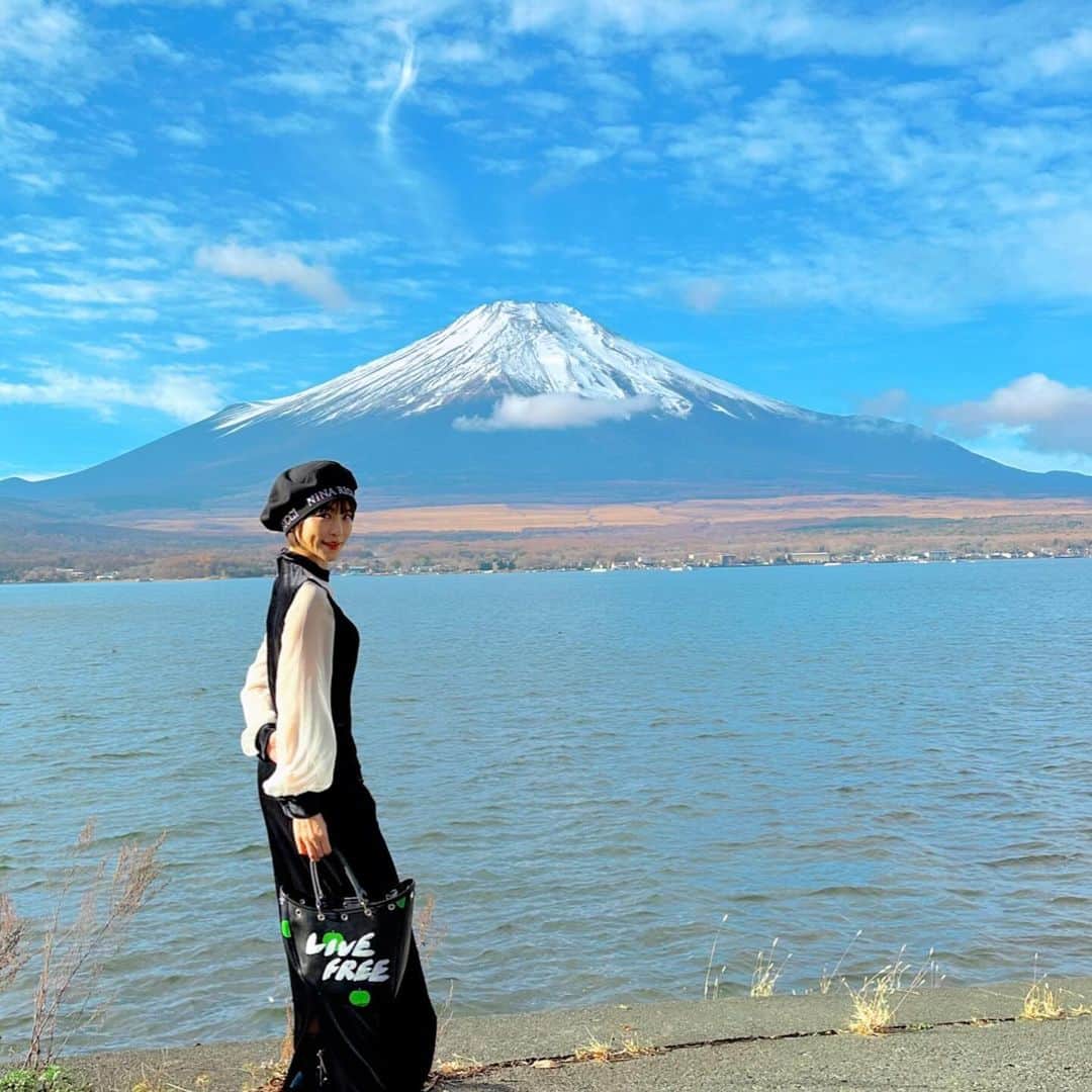 清川あさみのインスタグラム：「The too beautiful Mt. Fuji and the dragon-like clouds gave me another new idea. Fujiyoshida Art Festival runs through December 17! 🗻🙏✨  美しすぎる富士山と龍のような雲がお出迎え！また新しいアイデアが思いついた。 素晴らしい試みのこの富士吉田の芸術祭は12月17日まで！  偶然再会した　@sayumi7 が教えて下さった夜の富士吉田も中々ディープでめちゃ良かった💋（看板にはsexyとある）  私の展示の蔵の裏で　@oki.aya.oki と食べた手打ちお蕎麦もイチジクの天ぷらも最高でした！👏  自然よ、ありがとう。  この時の私は、  ベレー帽　@ninaricci  ワンピース @cote.official  バック @commedesgarcons  （夫からのプレゼント🎁LIVE FREEて如何にも私らしい🫶🏻）  #mtfuji  #dragoncloud  #fujiyoshida  #thisisjapan  #asamikiyokawa  #ourstory」