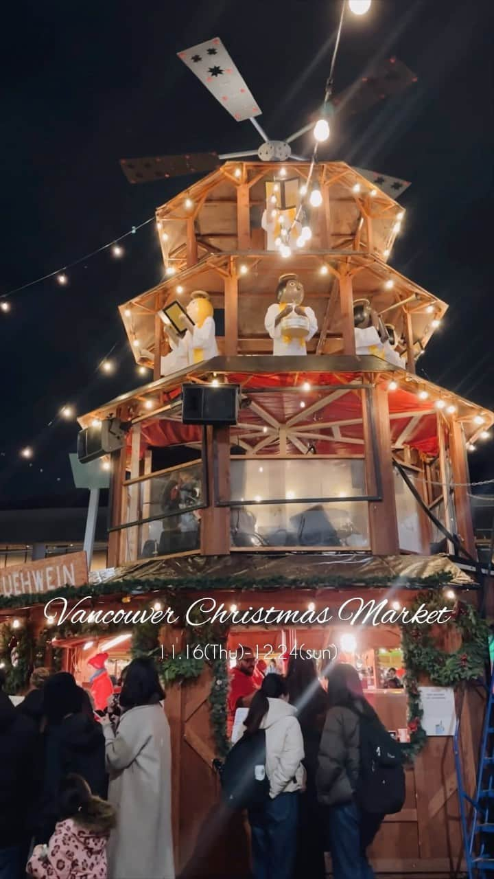 古泉千里のインスタグラム：「Vancouver Christmas Market 2023🎄🇨🇦  The event is themed after Germany's traditional Christmas market, offering enjoyment for all ages from children to adults. With over 80 stalls, you can savor German cuisine, craft cider, hot wine, and explore various Christmas gift items for sale. It sounds like a delightful festive experience! 🎅🏻🎁🍷🎄  📅2023.11.16(thu)～12.24(sun) 📍Jack Poole Plaza 1055 Canada Pl, Vancouver, BC V6C 3L5  ドイツの伝統的なクリスマスマーケットがモチーフになってる 子どもから大人まで楽しめるイベント🎅🏻🎁  80 軒以上の屋台が並びドイツ料理やクラフトサイダー、 ホットワインなどが楽しめる🍷🎄 様々なクリスマスギフト商品も販売されてました🎁  #vancouverchristmasmarket  #vancouverchristmasmarket2023  #christmasmarket #christmas  #vancouverfashionweek  #canada #vancouver #vancouver_canada #studieabroad #overseasstudy  #workingholiday  #illumination  #クリスマスマーケット　#バンクーバークリスマスマーケット  #カナダバンクーバー #カナダ #バンクーバー #バンクーバー留学 #バンクーバー生活　 #ワーホリ  #ワーホリ生活 #🇨🇦  #ワーホリカナダ  #留学　#クリスマスイベント  #カナダワーキングホリデー  #ワーキングホリデー　#バンクーバー留学  #バンクーバー観光　#バンクーバーライフ」