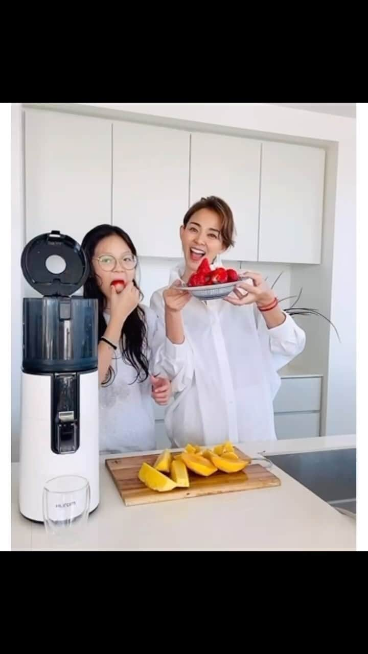 SHIHOのインスタグラム：「Fruits Juice @huromjapan ✖️ @choosarang_official   今日はサランの気ままなオリジナルレシピで ジュースを作ってみたよ！  免疫力をアップしてくれる、 大好きなイチゴ、マンゴー、パイナップル…. オレンジ用意していたけれど、急遽入れないことになって😳代わりにバナナを🍌  初めてふたりで作ったジュースは、 栄養素はそのままに、トロみある甘さと、 新鮮さのバランスが絶妙な美味しさ✨  ヒューロム搾汁機 @huromjapan に材料を ほおりこむだけ😜 作るのも、洗うのも超簡単なので、 みなさんもキッズと作ってみてね。  오늘은 사랑이 마음대로 오리지널 레시피로 주스를 만들어 봤어요!  면역력을 높여주는 좋아하는 딸기,망고,파인애플… 오렌지도 준비했는데 갑자기 오렌지는 안 넣는다고…😳 그 대신에 바나나🍌  처음으로 둘이 만든 주스는 영양소 그대로 달달함과, 너무 신선한 맛✨  휴롬 착츱기 @huromjapan에 재료를 밀어넣는 것 밖에😜  만드는 것도 세척도 정말 간단해요.  여러분들도 아이들이랑 만들어 보세요.  #hurom #huromambassador #huromuniverse #juice #juicerecipe #cheersforhealth #휴롬 #ヒュ-ロム #搾汁ジュース」