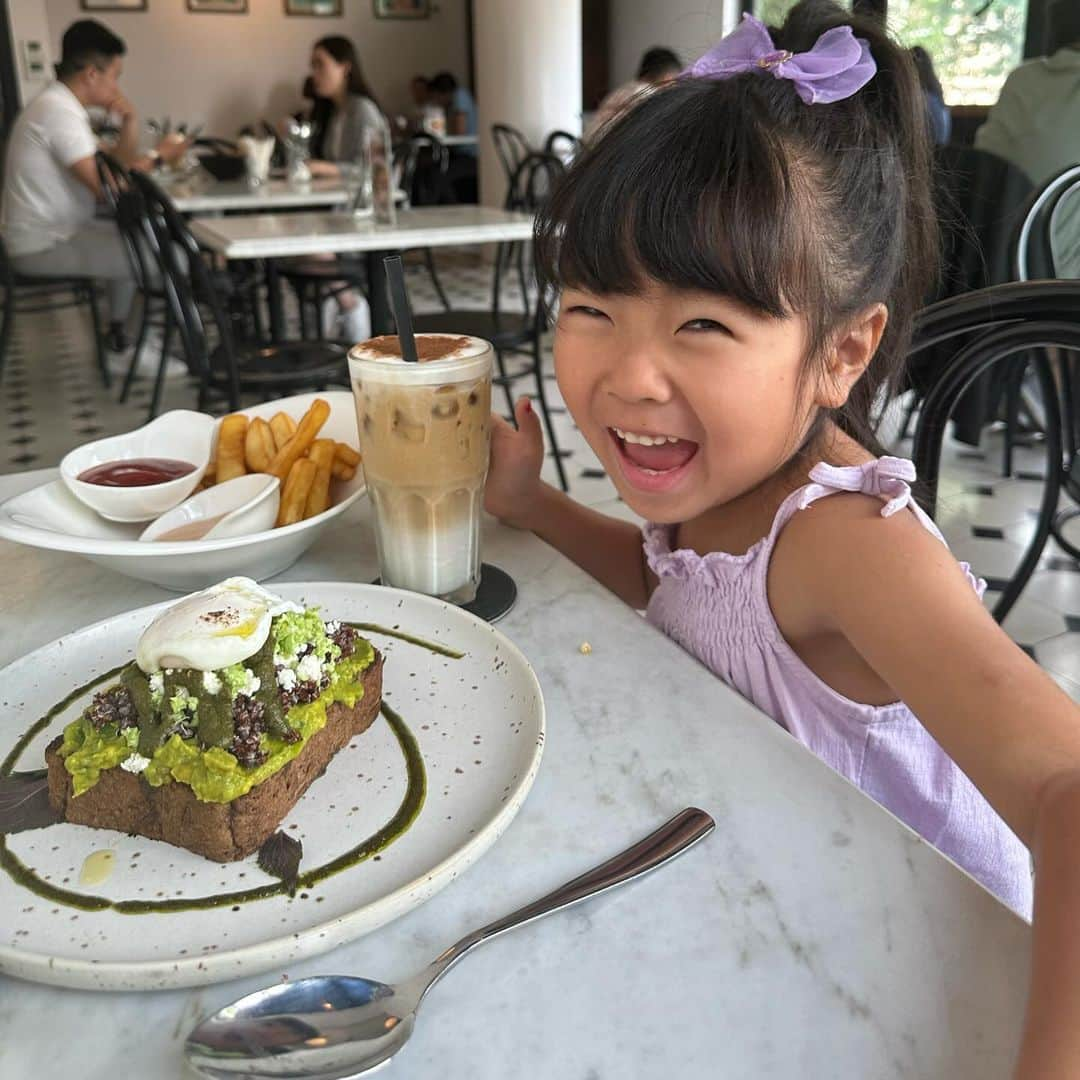 吉井絵梨子さんのインスタグラム写真 - (吉井絵梨子Instagram)「Holiday branch 🥞☕️ 朝からポテトが食べたい4歳児👧🏻  #goodmorningpost #holidaybrunch #ブランチ #カフェ巡り」11月25日 10時47分 - supermamaeriko