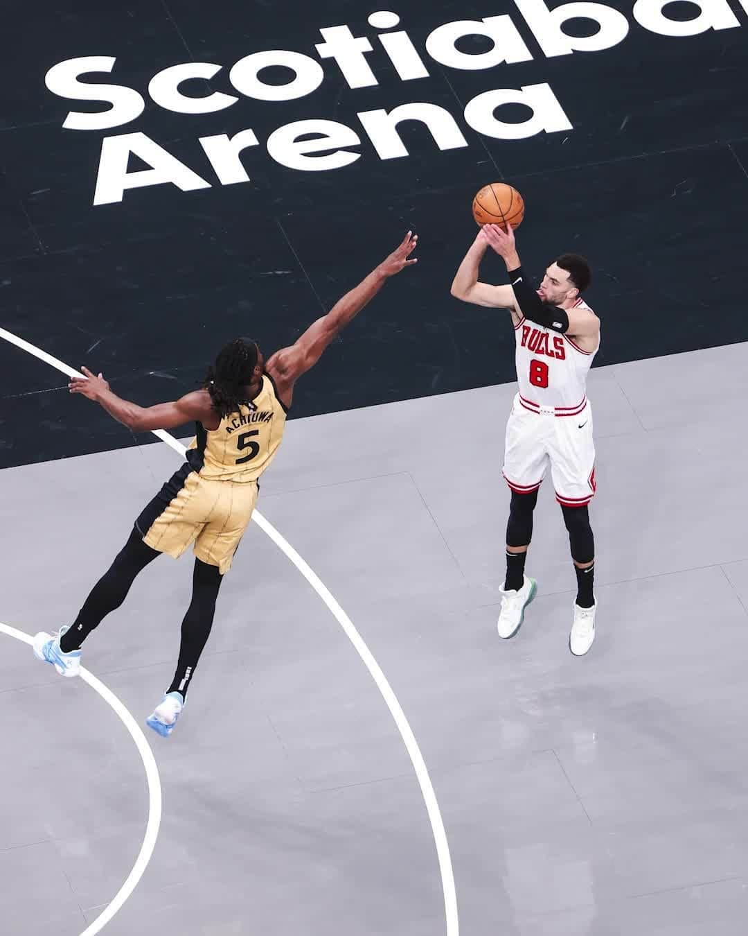 Chicago Bullsのインスタグラム：「Tough shot taker, tough shot maker 🔥  Zach LaVine's 2Q: 12 points (5-for-6 shooting)」