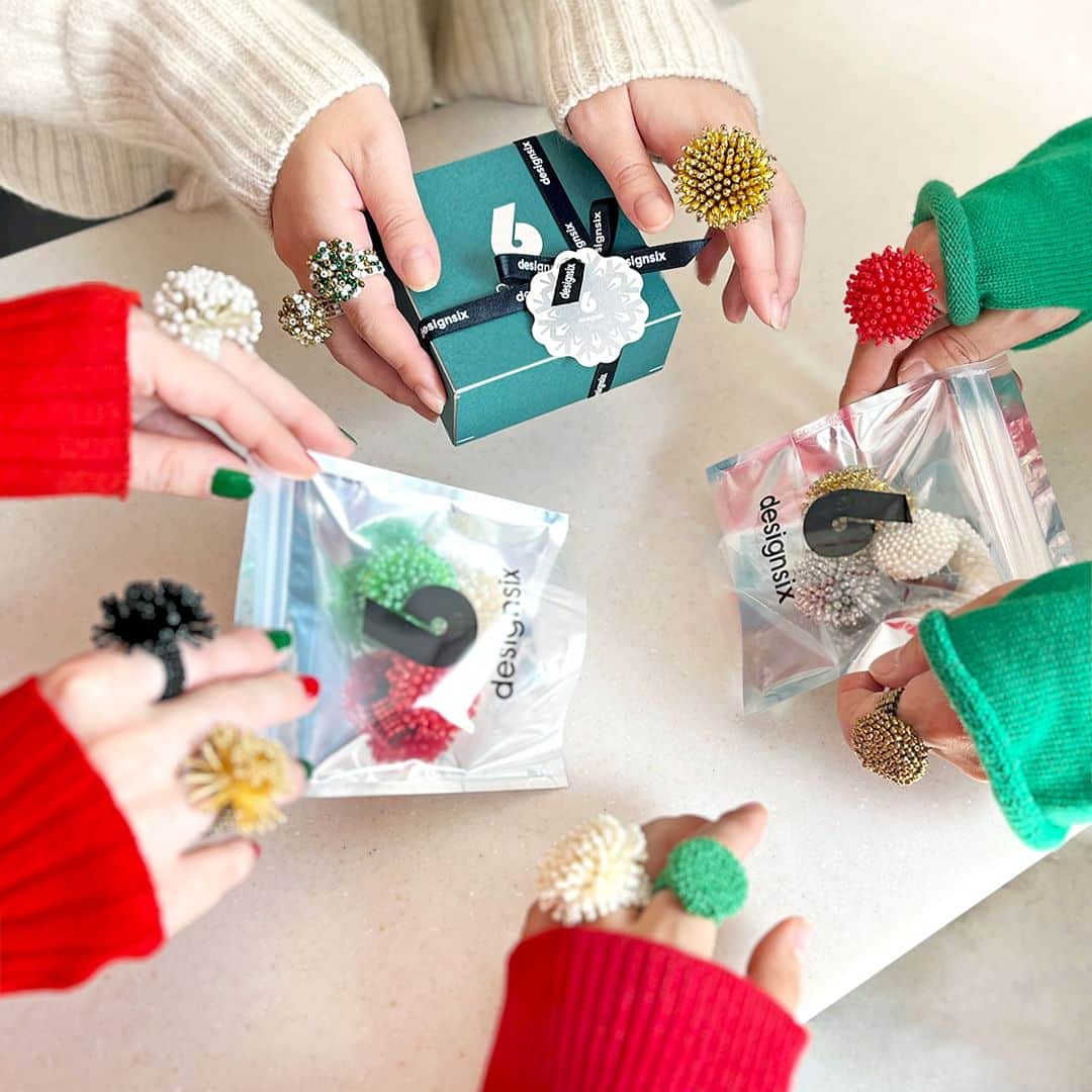 キナリノさんのインスタグラム写真 - (キナリノInstagram)「とっておきの贈り物に🎁 「クリスマス限定ギフト🎅🏻」  －－－－－－－－－  特別な季節にふさわしい 心踊るギフトセット♪  大切な人たちの喜ぶ顔を思い浮かべながら、 とっておきの贈り物を選びませんか😌💭  限定のラッピング付きでお贈りします🎄  ＝＝＝＝＝＝＝＝＝＝＝＝ おすすめをピックアップ♪ ＝＝＝＝＝＝＝＝＝＝＝＝  ❶sisam｜クリスマスギフトA（手袋） https://mall.kinarino.jp/item-131839  ❷ARTE POVERA｜親子でサンタ ハンドニット帽 X'mas SET https://mall.kinarino.jp/item-132885  ❸designsixのアクセサリーで彩る、クリスマス。 https://mall.kinarino.jp/item-132908  ❹marimekko｜マリメッコ マグ＆リネンハンカチ ギフトセット https://mall.kinarino.jp/item-134296  ❺【GIFT SET】クリスマスギフトセット https://mall.kinarino.jp/item-134187  ❻《クリスマス限定ギフト》爽やかに香るペーパーリースのキット https://mall.kinarino.jp/item-133497  －－－－－－－－－  🎄クリスマス限定ギフト ▶︎ https://mall.kinarino.jp/christmas/gift_limited  －－－－－－－－－  ▶画像をタップすると詳細情報をご覧いただけます。  ▶プロフィールの「クリスマス」ボタンから、クリスマ ス特集ページをご覧ください。→@kinarino_official  ▶キナリノアプリでも販売中！ 「お買いもの」→「インスタグラム掲載アイテム」 　 ※ダウンロードはプロフィールリンクから→ @kinarino_official  #クリスマス #クリスマスプレゼント #クリスマスギフト #クリスマスの贈り物 #クリスマスプレゼントにオススメ #クリスマスプレゼント🎁#クリスマスギフトにオススメ #クリスマスプレゼント交換 #プレゼント交換 #ホリデーコレクション #ホリデーコレクション2023 #クリスマスカード #シュトレン #アームウォーマー #手袋 #クリスマスインテリア #冬限定 #ラッピング #キナリノモール #キナリノ #kinarino #kinarinochristmas #Christmas #Christmasgift #gift」11月25日 11時00分 - kinarino_official