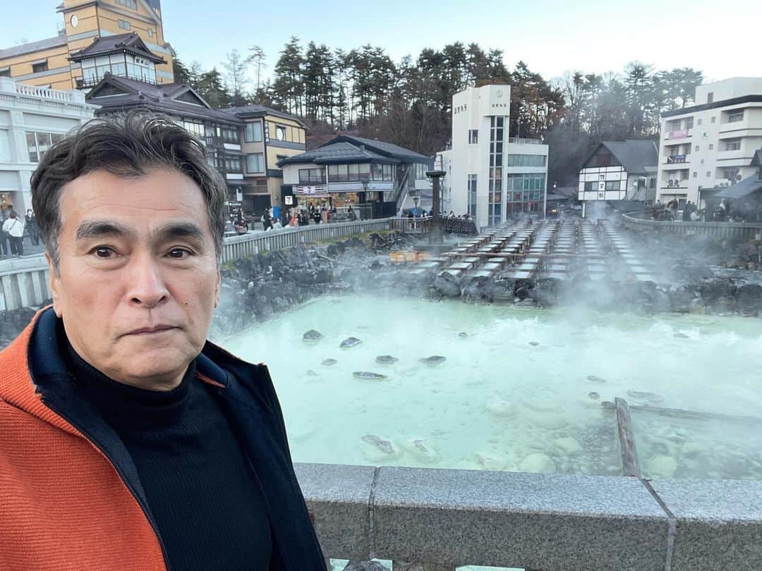 石原良純のインスタグラム：「群馬県草津温泉の湯畑。湯けむりは、寒空の下で一段と勢いよく立ち昇る。寒い、寒い。だからなおさら温泉が心地よい。 草津は、さすが日本の三大名湯。幾つもの源泉から、ブクブクとたゆまなくお湯が湧く。宿のお風呂はもちろん源泉掛け流し、道の下にもお湯が流れてロードヒーティングなのだそうだ。 湯畑は、夕暮れと共にライトアップされる。人の賑わい、湯けむり、硫黄の香り。やっぱり、日本の冬はいい。」