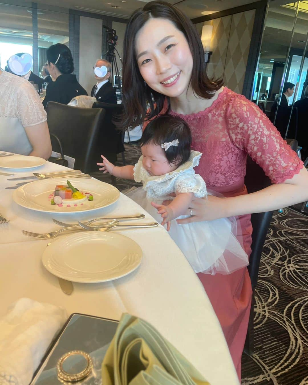 本田珠規のインスタグラム：「2023.6.18  【はじめての結婚式参列👶】 ドキドキの結婚式参列は、とってもお利口さんで 終始ニコニコで、周りの方に笑顔をふりまく♡  ドレスアップがかわいすぎた🩷  #結婚式参列#生後3ヶ月 #赤ちゃん結婚式#赤ちゃんドレス #ホテルニューオータニ東京」