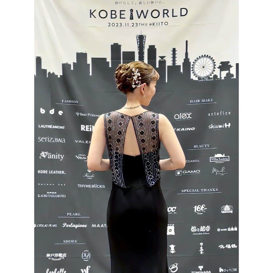 南里沙のインスタグラム：「先日、神戸三宮で行われました「KOBE TO THE WORLD」クロマチックハーモニカ演奏させていただきました♪   神戸はファッションの街、ジャズの街。今回はいつもお世話になっているVanityさんのショーケースの冒頭で演奏させていただきました。ドレスはいつもサイズぴったりに仕上げてくださるお店で、今回ご縁をいただき、参加となりました。  1枚目 今回着用させていただいたドレス、背中のデザインがキラキラで素敵です⭐︎  2枚目3枚目 鈴木三月さんのトークショーや、ナジャ・グランディーバさんがゲストにオーラが凄かったです😊楽しいお話に笑い声も🤭  4枚目 Vanity ショーに出演された皆さんと📷✨  神戸ファッション都市50年、神戸ジャズ100年という節目の年。皆さんも是非、神戸に遊びに来てくださいね！  #神戸 #kobe #kobepremiumnight #078kobe #神戸ファッション協会 #ファッション都市宣言50周年 #ファッション都市神戸 #神戸ジャズ100周年 #クロマチックハーモニカ #南里沙」