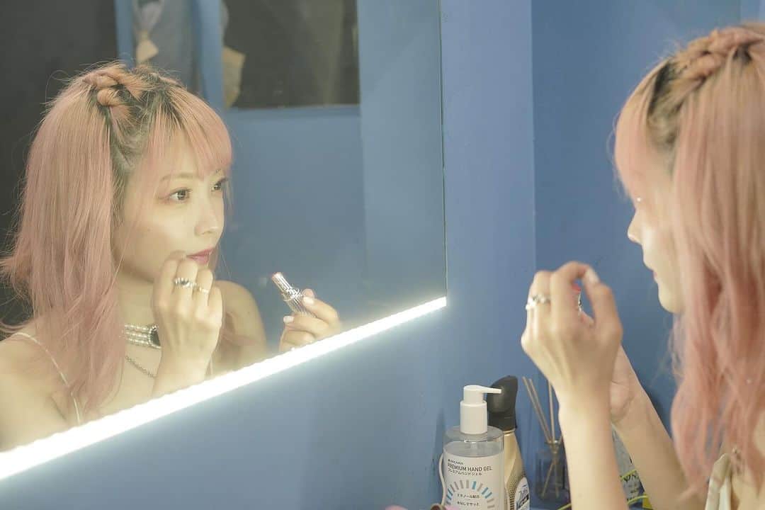 藤田恵名のインスタグラム：「ライブでしたぁあ😍🫶 2023.11.23 両国サンライズ setlist 1.遠足 2.あの子の諸事情 3.DEAD STROKE 4.黄色い部屋 5.仏滅ヘヴン 6.平和になるには金が要る  写真は真白しゅうﾁｬﾝ(@shuu.mf)  この日はベーシスト彪さんの主催でお誘いくださり嬉しかったです😍💪 普段聞いてもらえないようなお客さんたちに自分のステージを届け、嬉しいお言葉もいただき出てよかった〜っとホッとしました🥲☺️💖 心細かったけどファンの方の顔みたらやる気がメキメキ湧き上がってきました…！！！  皆様ありがとうございました！！！ 次は12/10のライブバス！！！CDフラゲイベント 12/14ソフマップ秋葉原　アミューズメント館8F 14日集客不安すぎる…今どのくらいなのか見えなすぎてビクビクしていますが CDめちゃくちゃ上出来だからたくさん聞いてもらえたらいいな！！！ 2023年まだまだイベント目白押し😍❤️駆け抜けるゾ！！！」