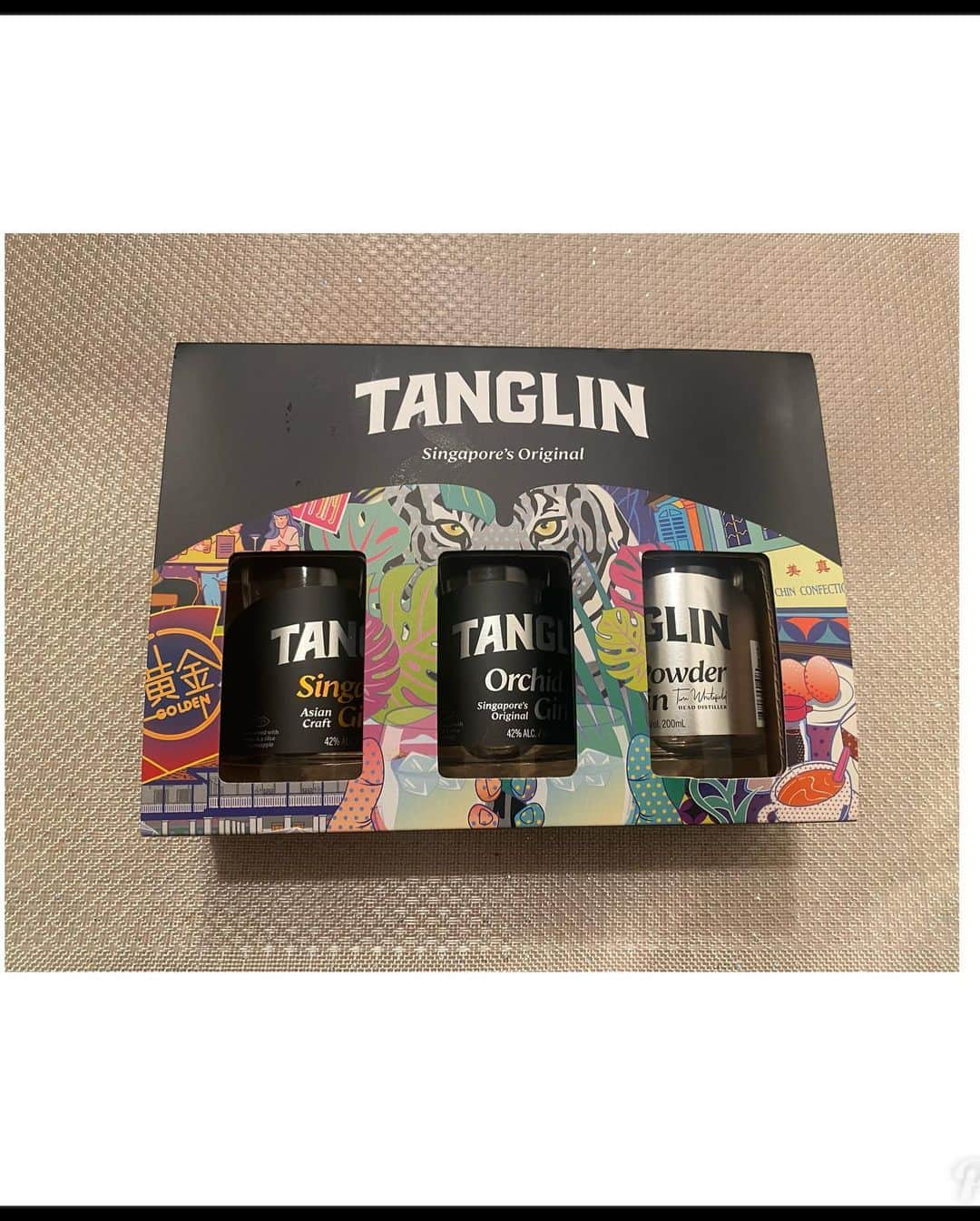 土屋智香さんのインスタグラム写真 - (土屋智香Instagram)「タングリン・ジン 200ml x3 ギフトセット @tanglinginjapan オーキッドジン　200ml シンガポールジン 200ml ブラックパウダージン 200ml  タングリンは数々のグローバルアワードを受賞したシンガポール初のプレミアム・クラフトジン。 ブラックパウダージンはダブル金賞を４年連続受賞し、世界に2社しかないダブルプラチナ賞も受賞されてるそう⭐️ パッケージがおしゃれで気になってしまいました⭐️ 普段の食事にも合うし、 私みたいにホッと一息にも合うお酒。  ストレート、ロック、炭酸割りだけでも楽しめる感じだよ。 ジンが好きな友達にプレゼント🎁も喜ばれるね⭐️ #PR #お酒 #グルメ #クラフトジン #カクテル #リラックス#ごはん#食事#プライベート#友達#1人時間」11月25日 11時09分 - moka_amolir