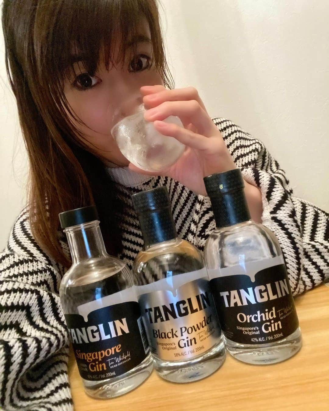 土屋智香のインスタグラム：「タングリン・ジン 200ml x3 ギフトセット @tanglinginjapan オーキッドジン　200ml シンガポールジン 200ml ブラックパウダージン 200ml  タングリンは数々のグローバルアワードを受賞したシンガポール初のプレミアム・クラフトジン。 ブラックパウダージンはダブル金賞を４年連続受賞し、世界に2社しかないダブルプラチナ賞も受賞されてるそう⭐️ パッケージがおしゃれで気になってしまいました⭐️ 普段の食事にも合うし、 私みたいにホッと一息にも合うお酒。  ストレート、ロック、炭酸割りだけでも楽しめる感じだよ。 ジンが好きな友達にプレゼント🎁も喜ばれるね⭐️ #PR #お酒 #グルメ #クラフトジン #カクテル #リラックス#ごはん#食事#プライベート#友達#1人時間」