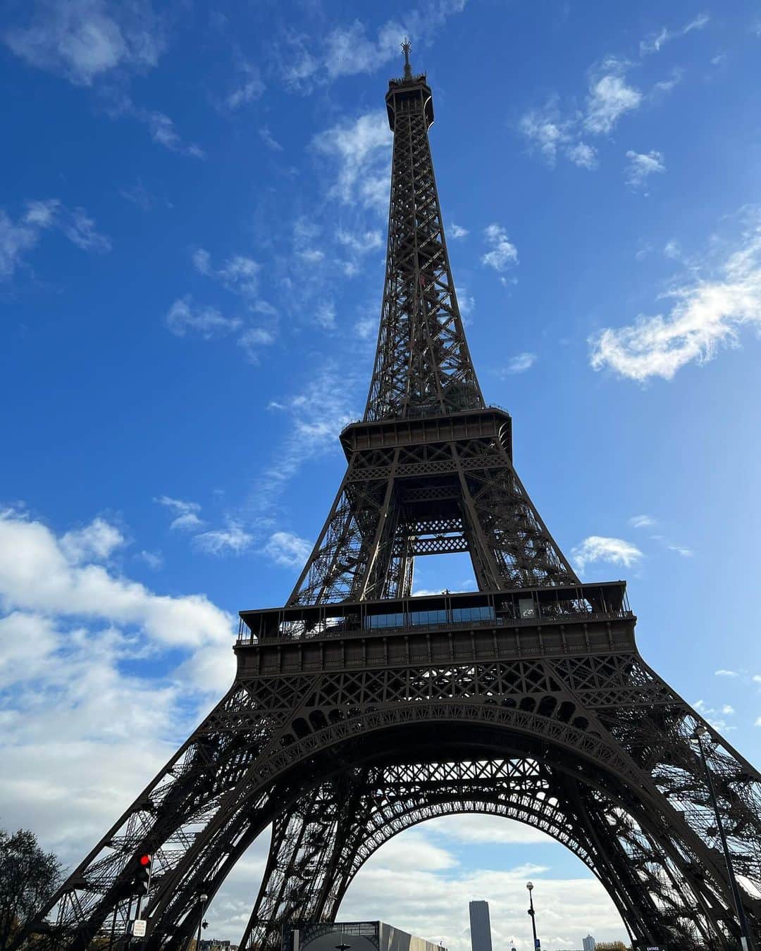 谷内咲季さんのインスタグラム写真 - (谷内咲季Instagram)「. . パリ旅行の写真をそろそろ 載せて行こうかなぁ🇫🇷🥐 かなり続くだろうけどお付き合いください🙇🏻‍♀️  １．Midnight in Paris🌙 ２．歩いてたら見つけた写真スポット（後ろの方にエッフェル塔） ３．エッフェル塔の真下 ４．ピント合ってないぐらいがちょうどいい ５．夜のルーブル🖤迫力すごかった  パリに住みたくなるぐらい好きになった🥹🤍  大活躍マフラーは @edward_brown_official 🧣 これ無しでは乗り切れなかったパリの寒さ😂 柔らかくてずーーっとしてたくなる☁️♡  . #パリ #パリ旅行 #paris #paristrip #trip #フランス #フランス旅行 #エッフェル塔 #ルーブル美術館  . .」11月25日 11時09分 - saki.tnuc