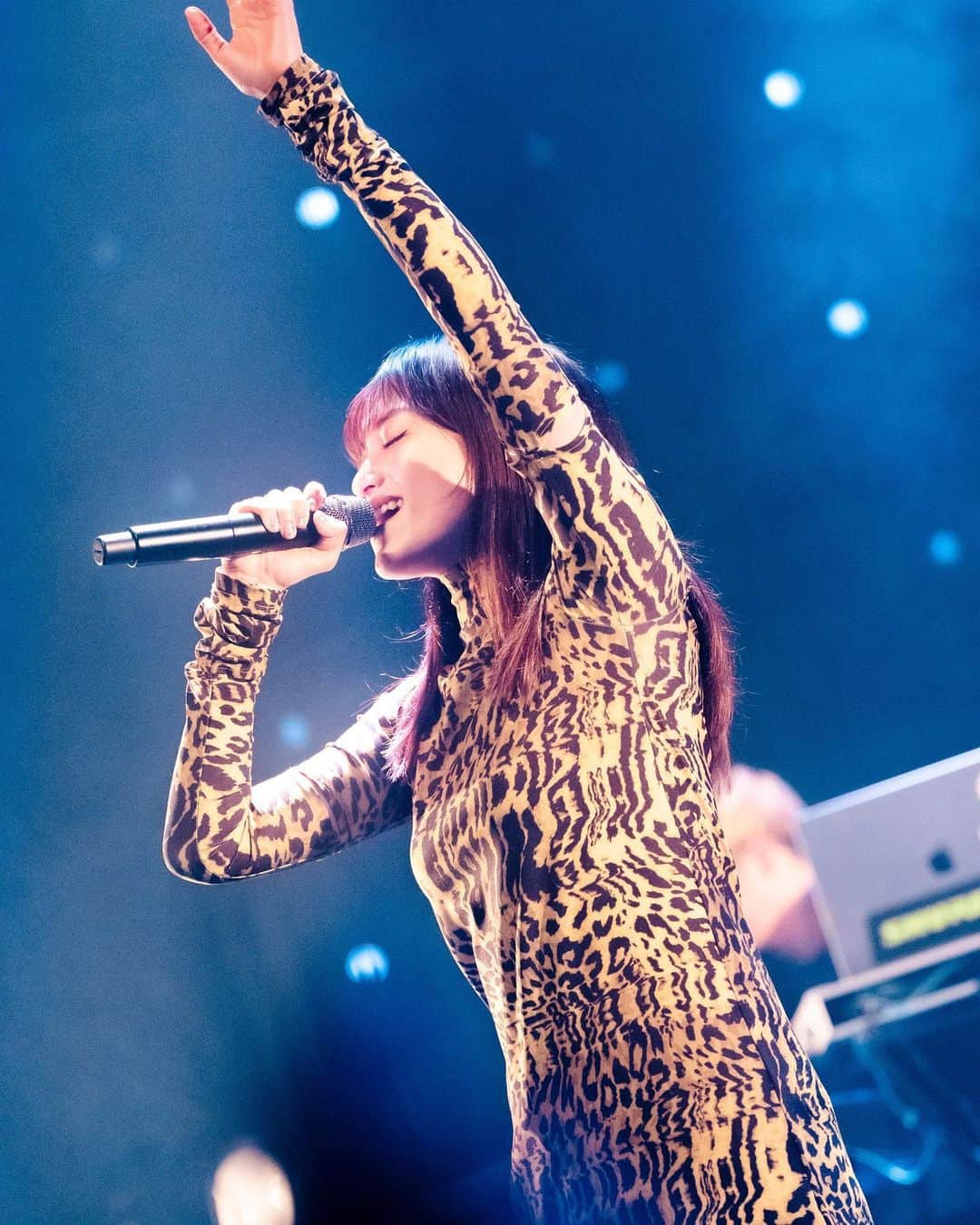 iriさんのインスタグラム写真 - (iriInstagram)「「iri Plugless Tour」無事完走しました！約一週間で一気に駆け抜けた今回のツアー。あっという間だったけど、みんなをとっても近くに感じられた気がしました！Yaffleくんも一緒に駆け抜けてくれてありがとう！🙏🏻 そして会いにきてくれたみんな本当にありがとう！　 来年、武道館で会いましょう。  ♡」11月25日 11時09分 - i.gram.iri