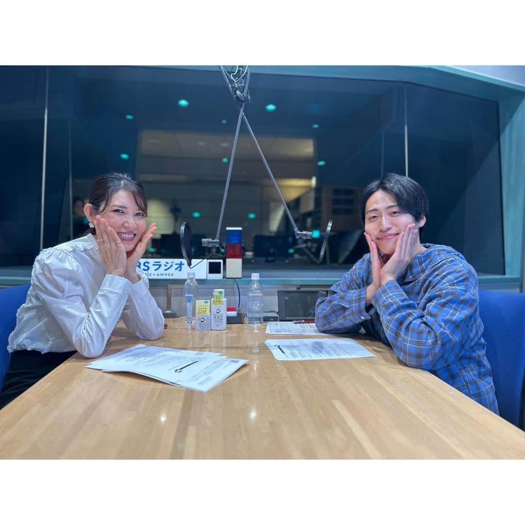友利新のインスタグラム：「先週に引き続き今週も @ikenao0919 さんをゲストに乾燥守子さんと3人で美容トートやお悩みに回答しています。 池田さんは肌だけでなく考え方も素敵な方でした✨  毎週土曜22:00～23:30『TALK ABOUT』内、23:05頃～ 『乾燥さん presents 友利新のハロー！潤いライフ』 是非、YouTubeもしくはPodcastで聞いてください😊」