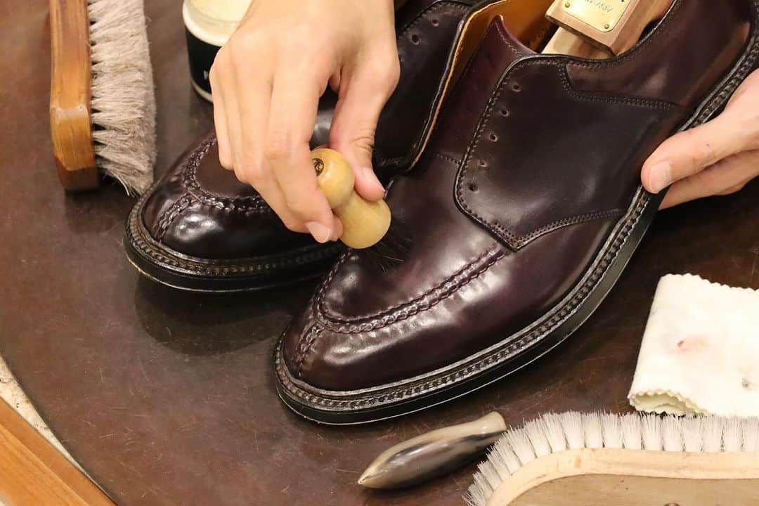 ラコタハウスさんのインスタグラム写真 - (ラコタハウスInstagram)「SHOE CARE WORKSHOP本日開催！  ご予約いただいた皆さまのご来店をお待ちしております。  #alden #aldenshoes #thelakotahouse #shoecare #cordovan #オールデン #ラコタハウス #コードバン #シューケア #革靴 @m.mowbray @randd.shoecare」11月25日 11時04分 - thelakotahouse