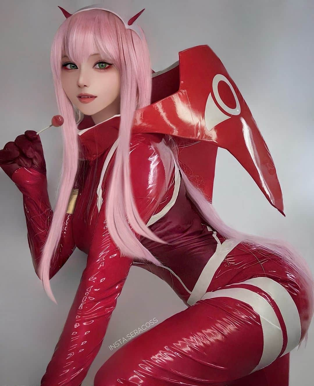 せら☆こすのインスタグラム：「#zerotwocosplay  @seracoss  Thank you for gifting me this costume 🙏🏼 . . It was my first time cosplaying in this costume and it was a very valuable experience. thank you very much🥺  😢😢😢 To be honest, I hesitated to post this cosplay today, but I decided to do it because I thought I would be even more depressed if I didn't do anything. Of all the dogs I own, the only one who always shows interest in my cosplay is Mozuku, my Chihuahua. She passed away suddenly today. . she is 11 years old. She had a heart condition, but she never thought she would die so suddenly. I am very sad to think that I will no longer be able to go for walks with my beloved mozuku, who was the most loyal to me. Two Chihuahuas died this year. Marimo died in January, and mozuku died today. What a sad year this year has been. I won't be able to reply to comments or DMs for a while. sorry R.I.P MOZUKU😞  . . . . . #darlinginthefranxx #darlinginthefranxxzerotwo #darlinginthefranxxcosplay #zerotwocosplay  #waifucosplay #animewaifu #animetrending #zerotwo #zerotwo002 #002 #002cosplay #animecosplay #animelover #animegirl」