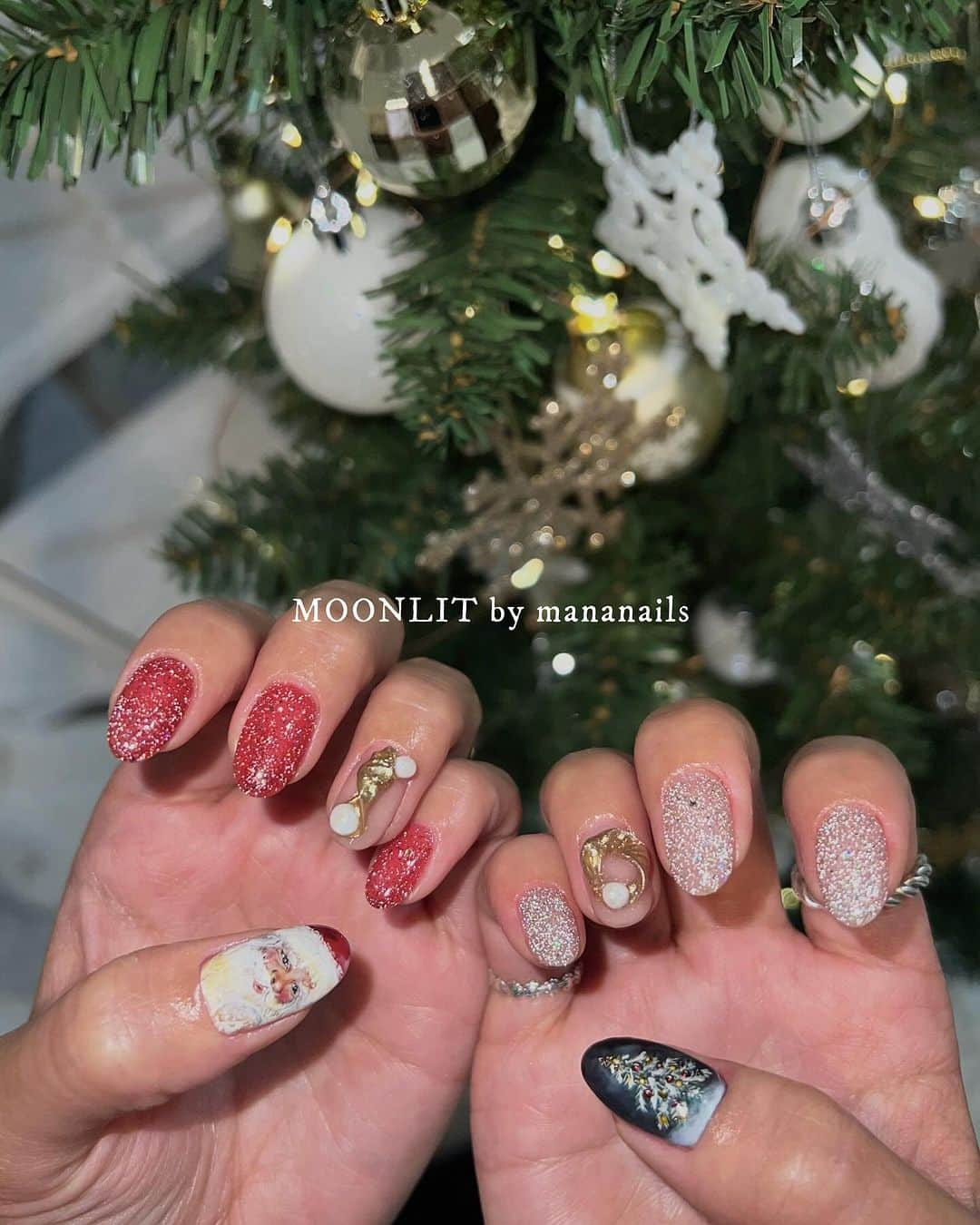 mananailsのインスタグラム：「🎄🎅🏼❄️ クリスマスネイル今年も人気です❤️  ☾120min  ㅤ #christmasnails #クリスマスネイル #クリスマスネイルデザイン  #mananails #moonlitbymananails  #nail #nailart  #ネイル #ネイルアート #手描きネイル  #表参道ネイルサロン #青山ネイルサロン」