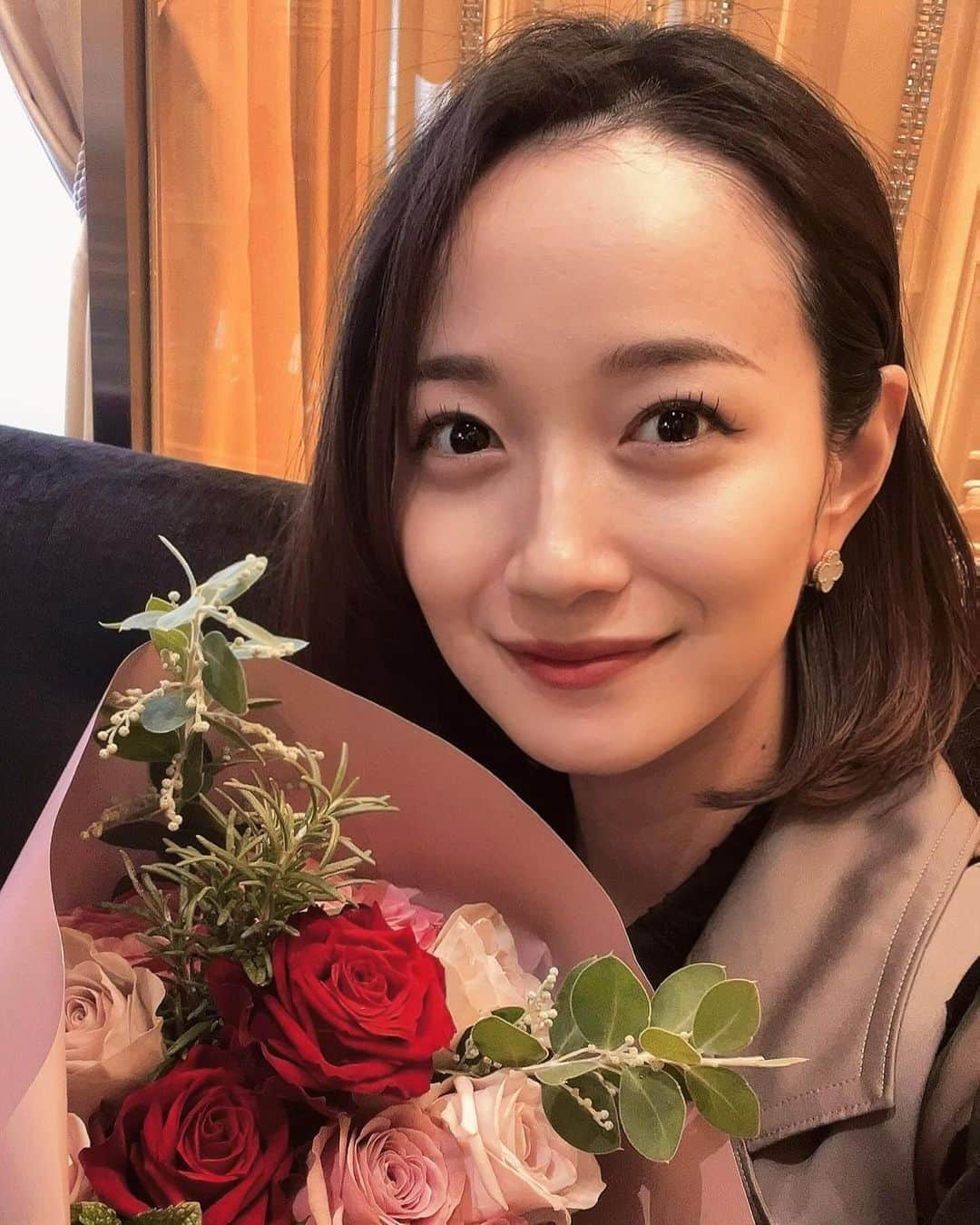 松原江里佳のインスタグラム：「🌹 結婚一周年のお祝い🥂 コースの他にパン🥐とスイーツ🍰が食べ放題で、かなり食べすぎちゃった。 でも美味しかったから、幸せ☺️ ♡ ♡ ♡  #フリーアナウンサー #でこ #スターダスト  #結婚記念日 #恵比寿  #joelrobuchon #フレンチ」