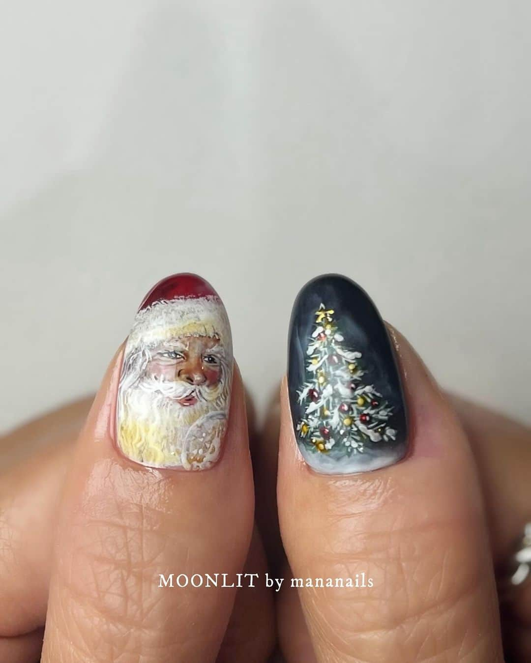 mananailsのインスタグラム：「🎅🏼🎄  ㅤ #christmasnails #クリスマスネイル #クリスマスネイルデザイン  #mananails #moonlitbymananails  #nail #nailart  #ネイル #ネイルアート #手描きネイル  #表参道ネイルサロン #青山ネイルサロン」