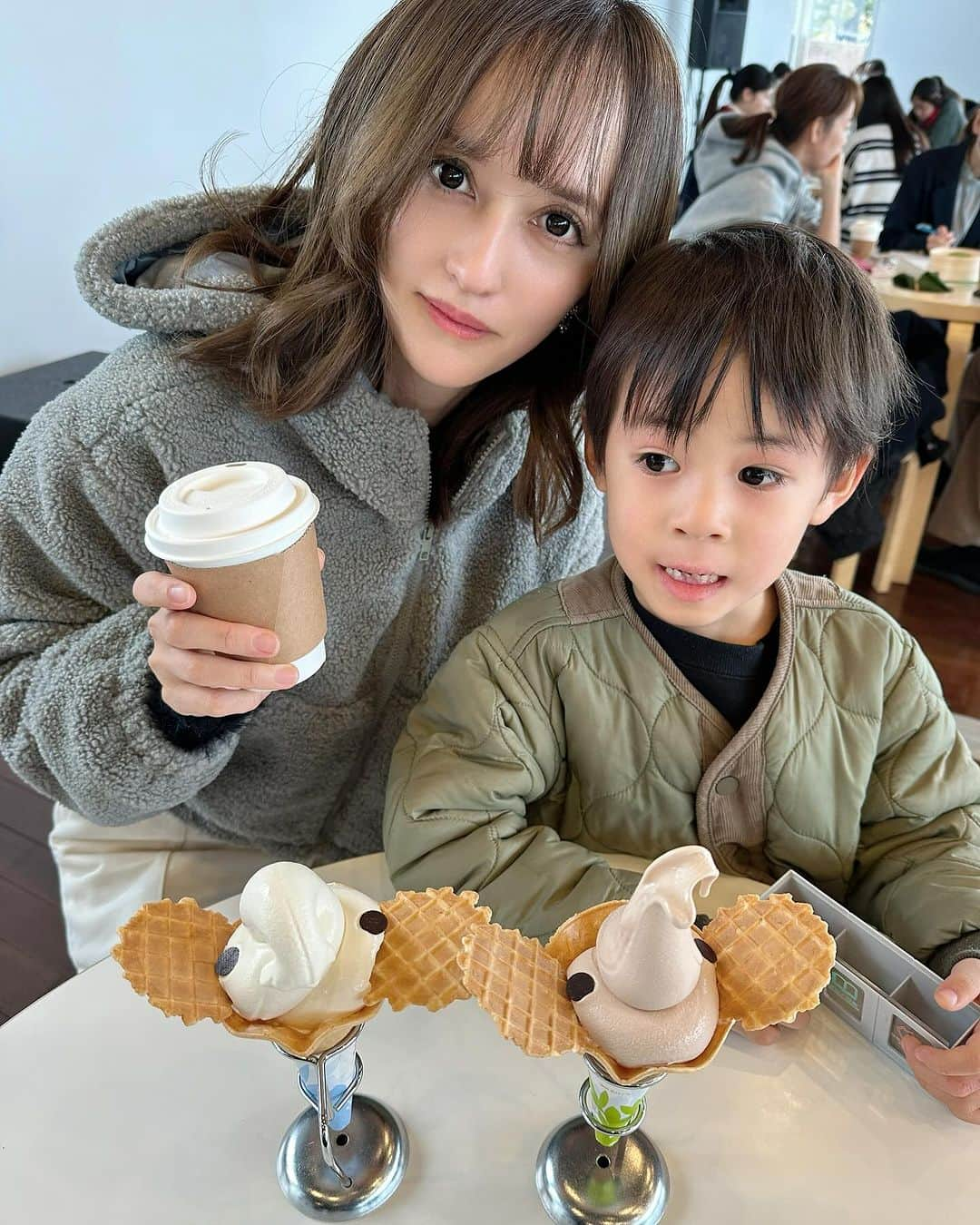 奥山絵里奈のインスタグラム：「#赤レンガ倉庫 近くの #象の鼻カフェ @zounohanaterrace  で 🐘のソフトクリーム🍦を！  けいくんと私の誕生日が1週間違いで 横浜に軽く旅行🚗  けいくんは6歳 私は39歳！  本当に日々可愛いが更新されて この瞬間を冷凍保存したいくらい🤣  私は39歳なので サンキューの歳にしたいです🙏 いつも皆様ありがとうございます💓  #誕生日旅行 #6歳誕生日 #39歳ママ #横浜グルメ #横浜カフェ #横浜ランチ #象の鼻パーク #象の鼻ソフト  #家族旅行 #6歳男の子」