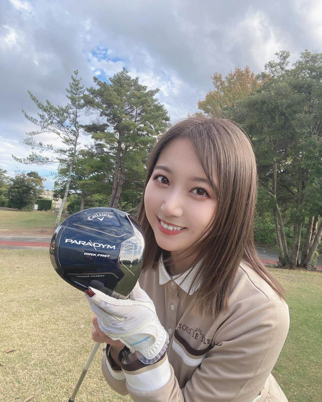 名取稚菜のインスタグラム：「♛︎ ⁡ 新しいドライバーです⛳️ ⁡ 練習だとスライスしてたのに 本番めっちゃ真っ直ぐ行って 戸惑いました😂笑 ⁡ ウェアも新しいんだー👏 ブラウン系のが欲しかったから満足🤎」