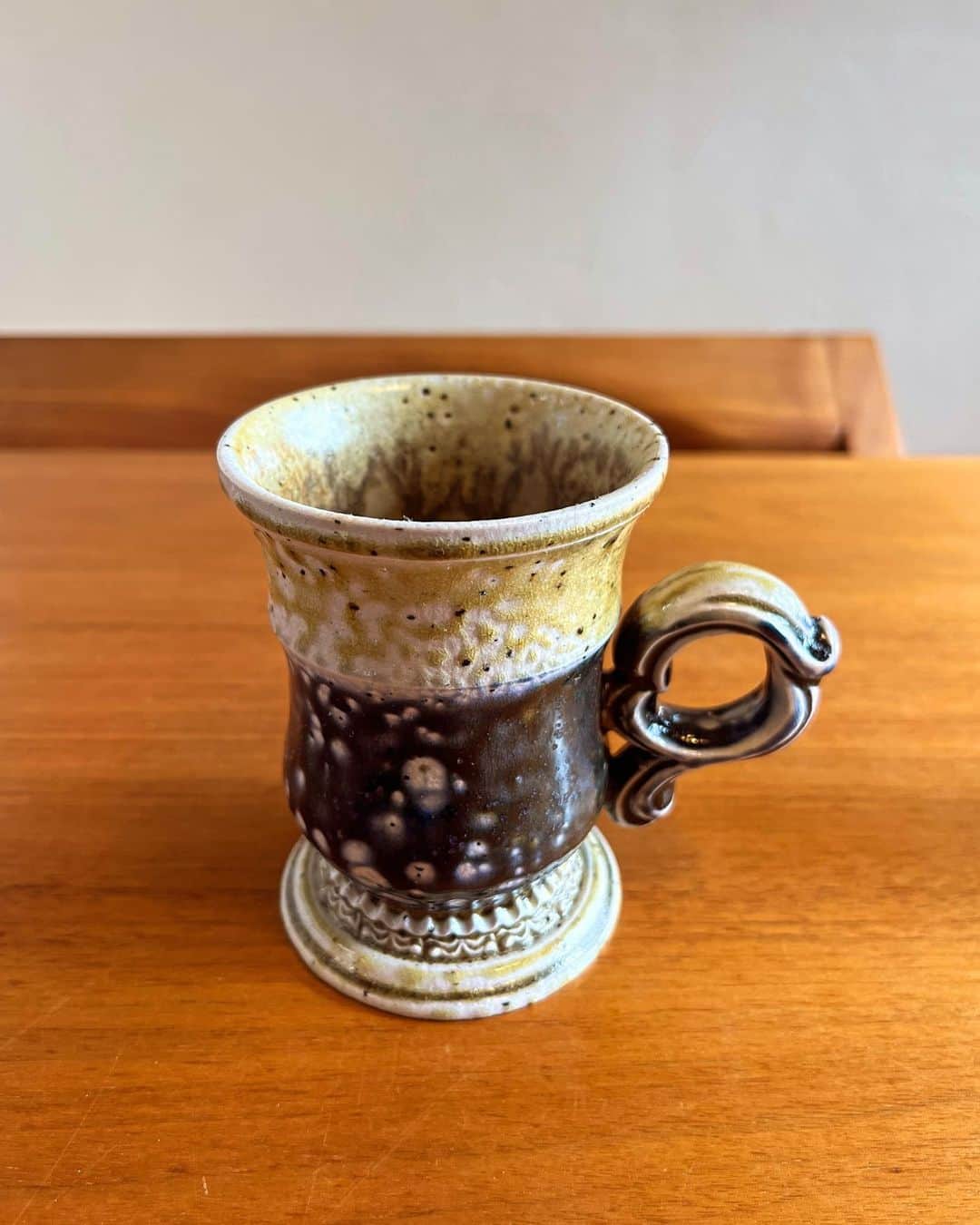 和田唱さんのインスタグラム写真 - (和田唱Instagram)「昨日買った、お爺さんが使ってそうな陶器のマグカップ。そこが気に入って。いつかはお爺さんなんだし先取り。  奥さんが選んだ方はどうだろう。お婆さんっぽい？そうでもないか。（出かけてるので俺の方を先にデビューさせました😄）」11月25日 11時27分 - sho_wada_triceratops