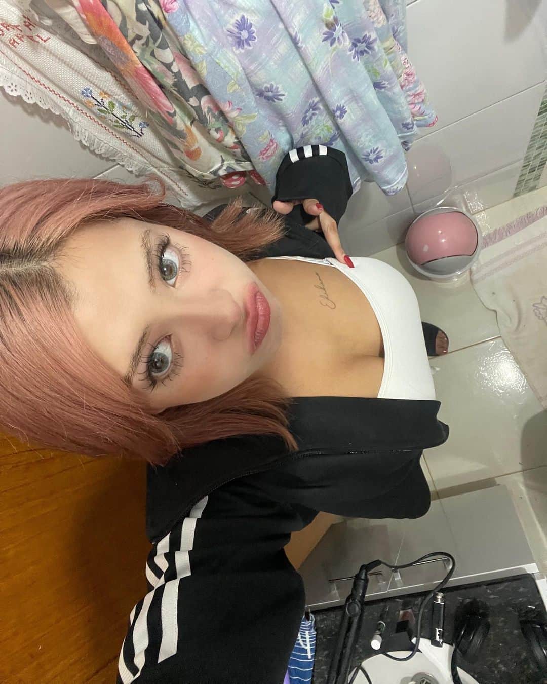 RONAのインスタグラム：「girls are busy💋」
