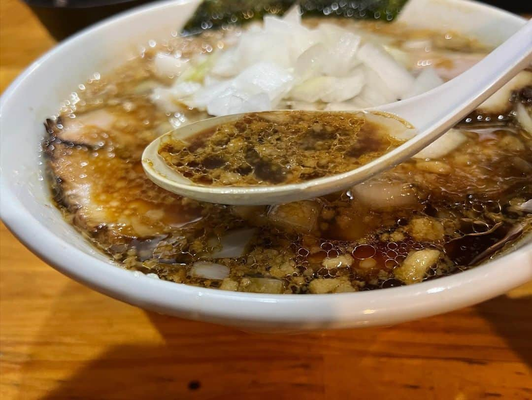 SUSURUさんのインスタグラム写真 - (SUSURUInstagram)「竹岡式インスパイアな漆黒醤油ラーメン。 醤油スープ吸った麺がバッキバキでウンメエ！ 玉ねぎが無料で増せるのも良いです。 #susuru_tv #らーめんラブル #三軒茶屋 #東京 #竹岡式ラーメン #うまい  #ラーメン #らーめん #ramen #ラーメン部 #ramennoodles #毎日ラーメン生活 #麺スタグラム #japaneseramen #japanramen #foodstagram #foodie #noodles #instanoodle #instaramen #instafood #東京ラーメン #醤油ラーメン #竹岡式 #チャーハン」11月25日 11時27分 - susuru_tv