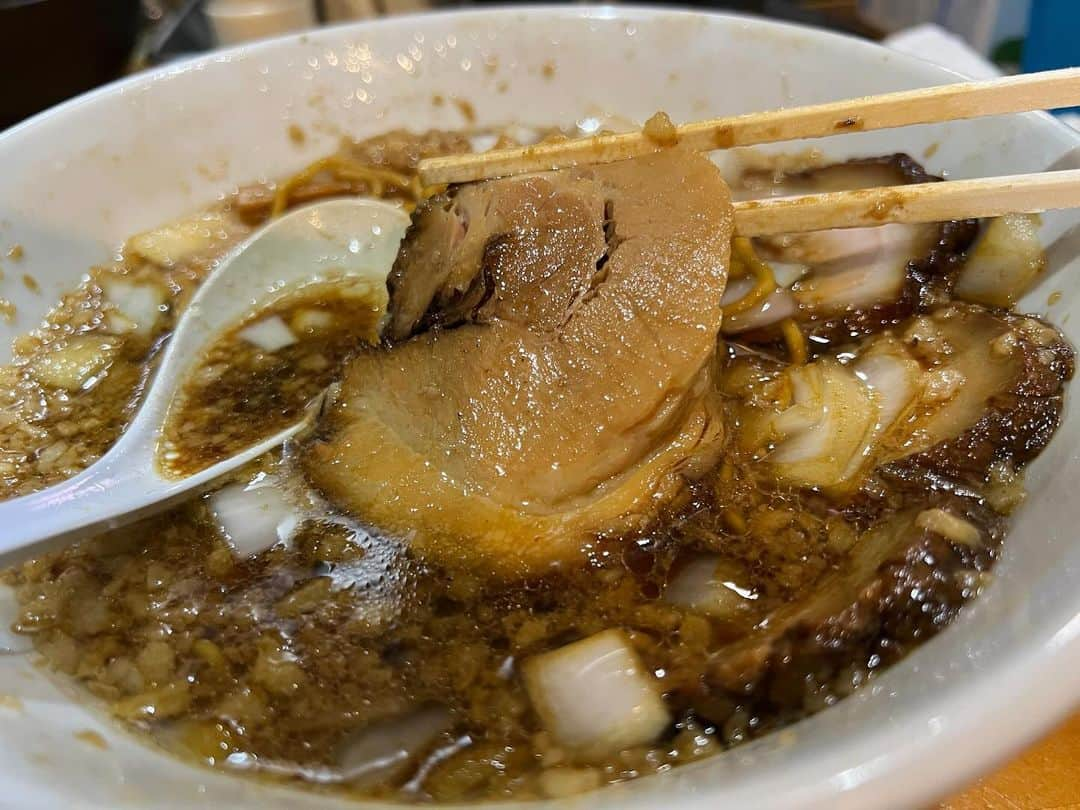 SUSURUさんのインスタグラム写真 - (SUSURUInstagram)「竹岡式インスパイアな漆黒醤油ラーメン。 醤油スープ吸った麺がバッキバキでウンメエ！ 玉ねぎが無料で増せるのも良いです。 #susuru_tv #らーめんラブル #三軒茶屋 #東京 #竹岡式ラーメン #うまい  #ラーメン #らーめん #ramen #ラーメン部 #ramennoodles #毎日ラーメン生活 #麺スタグラム #japaneseramen #japanramen #foodstagram #foodie #noodles #instanoodle #instaramen #instafood #東京ラーメン #醤油ラーメン #竹岡式 #チャーハン」11月25日 11時27分 - susuru_tv