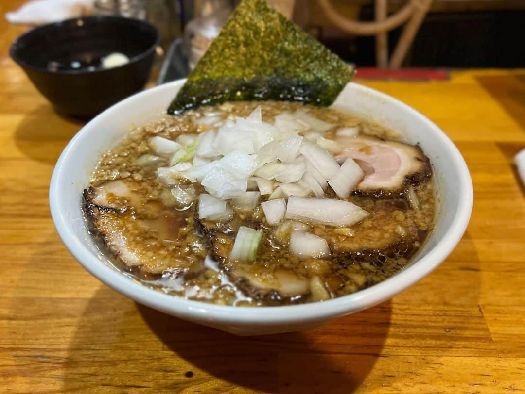 SUSURUのインスタグラム：「竹岡式インスパイアな漆黒醤油ラーメン。 醤油スープ吸った麺がバッキバキでウンメエ！ 玉ねぎが無料で増せるのも良いです。 #susuru_tv #らーめんラブル #三軒茶屋 #東京 #竹岡式ラーメン #うまい  #ラーメン #らーめん #ramen #ラーメン部 #ramennoodles #毎日ラーメン生活 #麺スタグラム #japaneseramen #japanramen #foodstagram #foodie #noodles #instanoodle #instaramen #instafood #東京ラーメン #醤油ラーメン #竹岡式 #チャーハン」