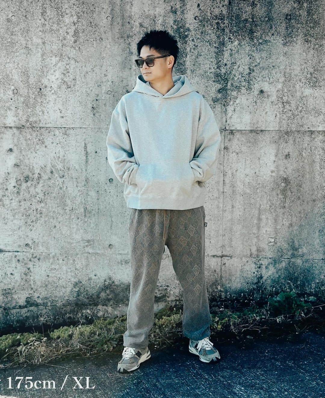 イアリサさんのインスタグラム写真 - (イアリサInstagram)「@asebi___  久しぶりのフードパーカーが入荷しました♡  私の周りみーんな着てて、着心地のよさもそうですが、フードが大きく新幹線や飛行機の移動で目まで隠れるので光遮りたい時めちゃくちゃ重宝します！ 私も新幹線の時基本フードかぶってる！  今年はグレーもあります♡ 載せておきながら残り僅かのSIZEもあるので気になる方はぜひ〜！  Hooded Sweatshirt ¥16,500(税込)  フード部分がしっかり立ち上がる仕様にこだわったシンプルフーディー。  首元にasebiの刺繍ロゴ入り。  一枚でも、アウターのインナーとしてポイント使いにもおすすめの一枚です。  【カラー】 ブラック/グレー   【素材】 本体：綿100％ 別布：綿95％　ポリウレタン5％  【サイズ】 S/M/L/XL  Sサイズ 着丈62cm身幅67cm裾幅54cm袖丈56cm  Mサイズ 着丈64cm身幅69cm裾幅56cm袖丈58cm  Lサイズ 着丈66cm身幅71cm裾幅58cm袖丈60cm  XLサイズ 着丈68cm 身幅73cm 裾幅61cm 袖丈62cm  #asebi」11月25日 11時23分 - _i.arisa_