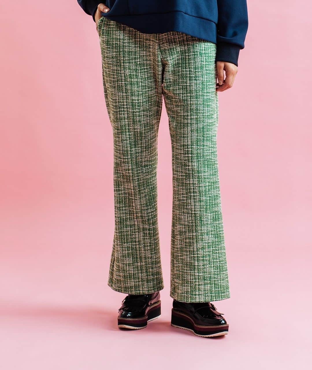 kittleのインスタグラム：「Style up pants！ ⁡ 伸縮性があり、はきやすい上にセミフレアのシルエットが細見えしてくれる美脚パンツです。 ウエストはオールゴムでリラックススタイルにもぴったりです。 さりげなくラメが入ったツイード生地はカジュアルにもきれいめにも使えます。 ⁡ LINE友達追加すると、お得なクーポンや 会員様限定セールなどのご案内が届きます。 ⬇︎ https://lin.ee/Cc44uMv ⁡ #kittle #kittleto ⁡ 【𝗈𝗇𝗅𝗂𝗇𝖾 𝗌𝗍𝗈𝗋𝖾】 𝗁𝗍𝗍𝗉𝗌://𝗄𝗂𝗍𝗍𝗅𝖾𝗍𝗈.𝖼𝗈𝗆 𝖭𝖾𝗐 𝖺𝗋𝗋𝗂𝗏𝖺𝗅𝗌 →𝖤𝗏𝖾𝗋𝗒 𝖥𝗋𝗂𝖽𝖺𝗒 𝖯𝖬𝟩」