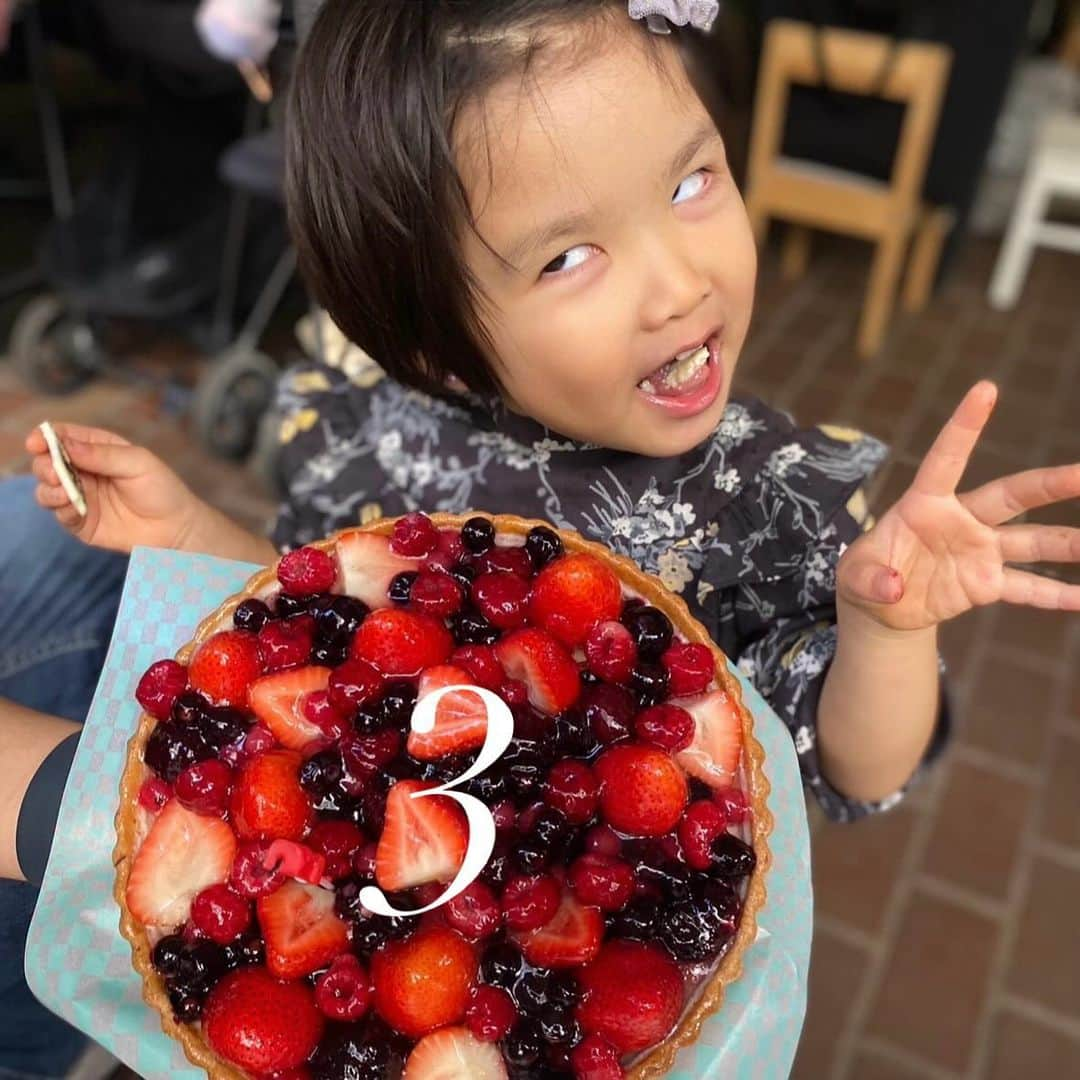 申真衣のインスタグラム：「かわいいかわいい🧒🏻が3歳に🎂 カメラを向けると安定の変顔🤪 面白くて、甘え上手で、最強なのかな🥹 プレゼントはプラレール🚅🎁」