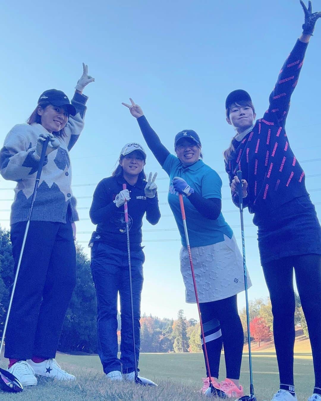 狩野舞子のインスタグラム：「・ めっちゃ暖かくて最高なゴルフ日和に久々いつメンゴルフ😍⛳️  リスケにリスケが重なって、みんなに渡したかった @jackbunny_official のポロシャツが季節外れになっちゃったんだけど、キットソンが代表して着てくれました🩵笑  みんな久々ゴルフだって言ってたのにむしろスコア安定してて、なんで？ってなったよ？（前半後半別人女🙋‍♀️）  気を使わない仲間っていいね☺️ またレベルアップして会いましょう💜🩵🧡🩷 ・ #アスリート女子 #noppomaikogolf」
