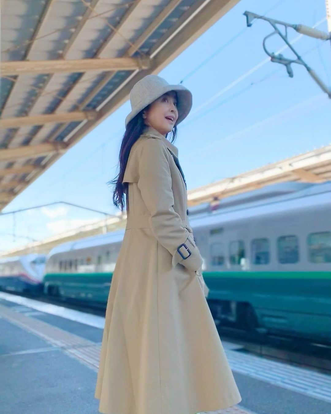 大桃美代子のインスタグラム：「旅する鉄子です。  全国でお仕事させていただいています。  電車のやってくる前の風圧が好きで、  ホームに早めに出てしまうタイプ。  予兆を感じる風を前面に受けると、ワクワクする。  変わってますか？  風で飛ばされないように、帽子を抑えつつ、新幹線の風圧を待ちます。  キツキツの締め付けるのは、頭が痛くなるので、緩めのふんわりが好みです。  @ tuduri_jp 被ったときに、深めで大人スタイルになりますね。  つばのアウトラインが二重になっていて、  裏地が3種類も使われていて、びっくり！  丁寧な日本の縫製でした。  寒くなる季節は防寒になる帽子。  新しい風を感じに、次はどこに旅をしようか、思案中です。  この冬、あなたは、どちらに旅しますか？  #tuduri#ツヅリ #帽子  #ハット #hat #イフティアート  #ikhtiart #madeinjapan #ootd #outfit」