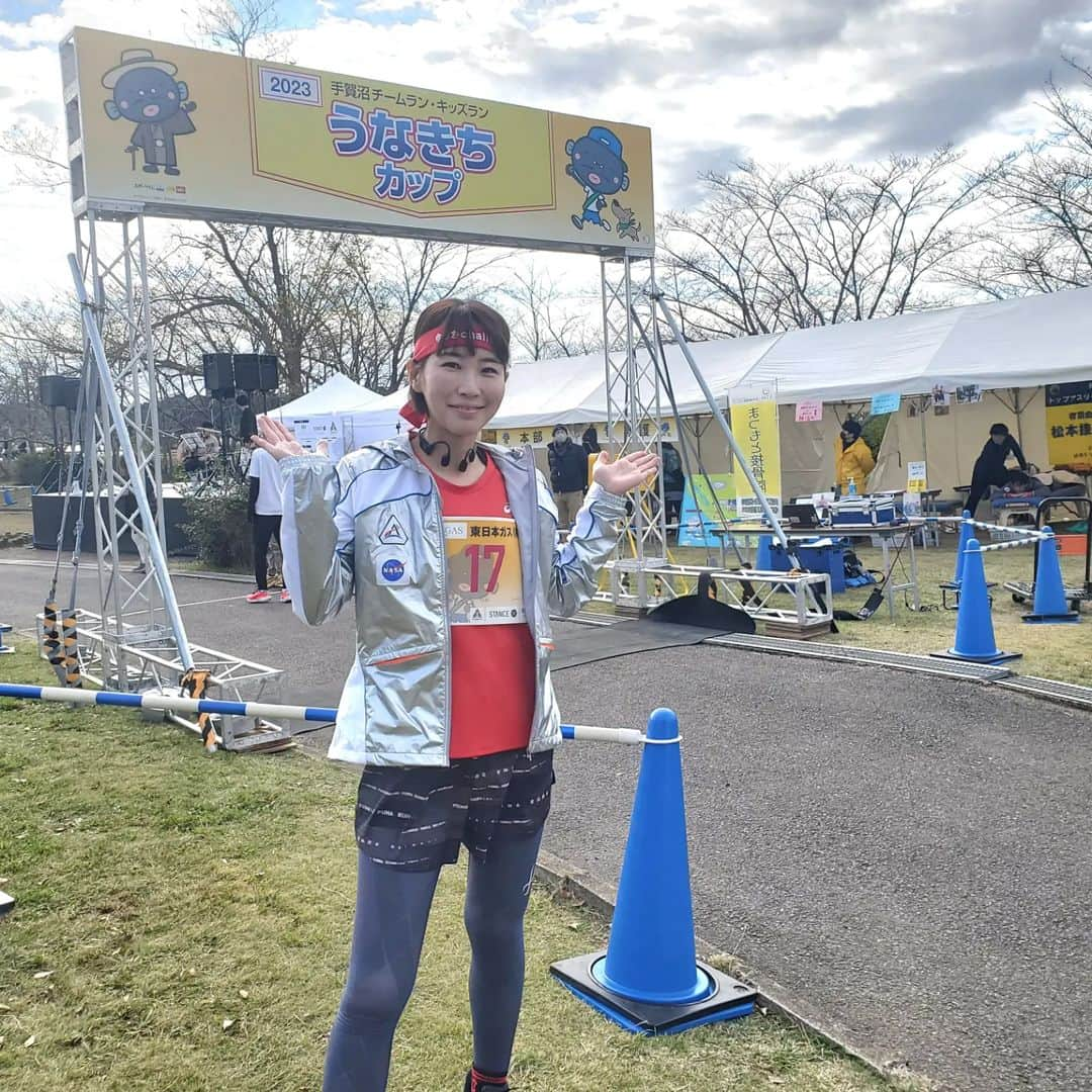 水野友貴のインスタグラム：「【うなきちカップ】 ４時間耐久レース始まりました‼️ 7人チームで挑戦。リレー方式です。 キロ5分台ペースで走れていますが、めちゃめちゃ疲れる😅❗２週目から早速6分台(笑)  YouTuberのたむじょーさんと柏の渡辺ゆうじ市議と一緒に📸 星野市長、丸教育長、うなきちさんから応援いただき、あと三時間頑張るぞ‼️🏃‍♀️  #うなきちカップ #うなきちカップ2023  #たむじょー #マラソン大会 #マラソン #running #run  #手賀沼 #うなきちさん #千葉県議会議員 #水野ゆうき」