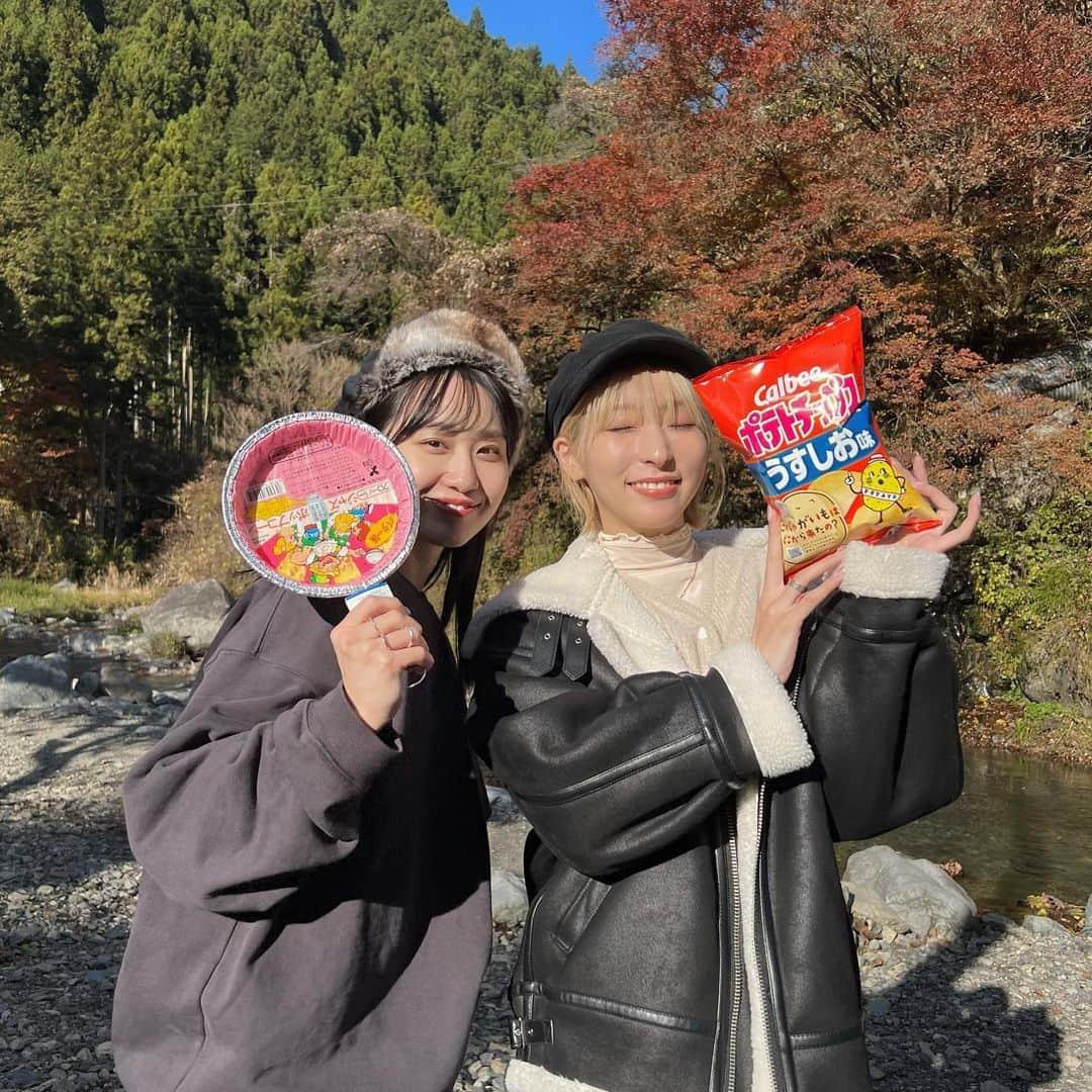 緒方ももさんのインスタグラム写真 - (緒方ももInstagram)「秋をまだ感じれる最後の景色やった🍁  バーベキュー夏のイメージ強かったけどこの時期のバーベキューも最高✨  たからちゃんとスカートお揃いやった🥰🥰  @callautia_official   #callautia #bbq #가을 #가을코디 #タイアップ」11月25日 11時38分 - momo_ogata