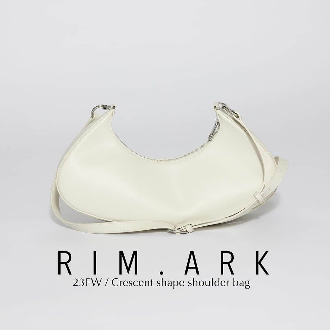 RIM.ARK（リムアーク）さんのインスタグラム写真 - (RIM.ARK（リムアーク）Instagram)「23 FALL WINTER ___  Crescent shape shoulder bag ¥26,400 (taxin)  大きめの付属と丸みのあるフォルムをポイントにした、三日月型のショルダーバック。お財布や携帯電話など普段の持ち物はしっかりと収納することができ、内ポケットがあるので仕分けも可能。コーディネートのポイントにアクセサリー感覚で使用して頂きたいアイテムです。  ___  RIM.ARK online sheltter web store ZOZOTOWN ____  銀座三越店　03-3538-3568 新宿ルミネ2店　03-6911-2585 名古屋高島屋店　052-566-3633 阪急うめだ店　06-6313-0587 福岡VIORO店　092-707-0673 ____  #RIMARK#リムアーク」11月25日 11時38分 - rim.ark