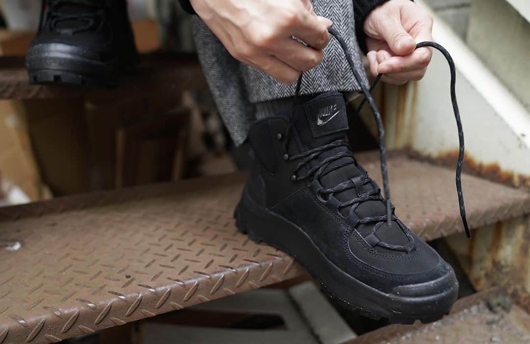 のインスタグラム：「. [NIKE] CITY CLASSIC DQ5601-003.  冬のマチネや山小屋での休暇の準備はできましたか？  シティクラシック ブーツを履いて出発しよう。   細い足に適したデザインのスリムなトゥボックスと立体的な履き口で、柔軟性と快適な履き心地をキープ。   トレイルをイメージした頑丈なトレッドが最適なトラクションを発揮するため、友だちとの週末のキャンプ旅行などで、快適に歩き続けることができます。  -  #mawsapporo #MāW #nike #sapporo #hokkaido」