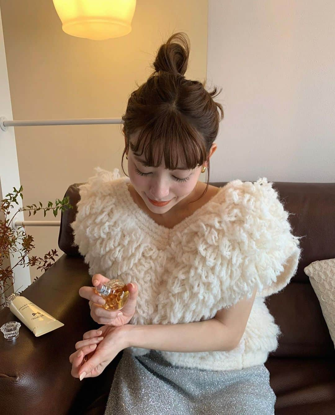 前坂美結さんのインスタグラム写真 - (前坂美結Instagram)「冬が近づくにつれて 甘い香りが恋しくなる🧡✨　  . JILL STUART Beautyのオードパルファンとクリームは 甘い誘惑へと引きこまれるヴァニラの香り。  このヴァニラ ラストはJill Stuart 自身が愛してやまない香りみたい…😮‍💨　  柔らかくてとろける甘さがありつつも お花の可憐で繊細な透明感もあり。 一度触れると忘れられない特別な香りだよ✨  . オード パルファンは特別なお出かけの日に、 ハンド&ボディクリームは癒されたい夜に、丁寧に使っていきたいな♡  とっても心に残る香りだから、 つけてデートするのもおすすめ🤫🧡　 良い香りと共に冬を楽しもうねっ  .  @jillstuartbeauty ☑︎ジルスチュアート ヴァニラ ラスト オード パルファン 30mL 6,600円(税込) 2023年12月1日 発売  ☑︎ジルスチュアート ヴァニラ ラスト ハンド&ボディ クリーム 100g 3,520円(税込) 2023年12月1日「限定」発売  香調:ピュア オリエンタル ヴァニラ  . #PR #jillstuart #ジルスチュアート #ヴァニララスト #香水 #バニラ #お気に入りコスメ #🧡」11月25日 11時41分 - miyumaesaka