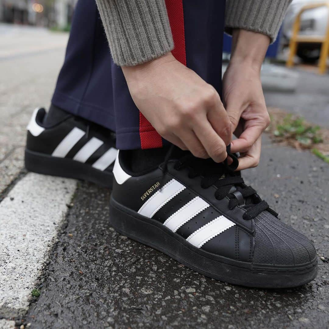 MāWさんのインスタグラム写真 - (MāWInstagram)「. [adidas] SUPER STAR XLG. IG97777.  これ以上大胆なデザインにはならないと思っていたアディダスのスーパースターシューズが、23awコレクション、70年代のクラシックモデルをベースにしたモダンな一足になって登場。  お馴染みのギザギザのスリーストライプスを備え、大きめのプロポーションになって存在感を放っている。 さらに、ビンテージ感漂うフルレザーアッパーを採用し、新しいシルエットで一新している。 シェルトゥがひときわ目を引く、一歩一歩に自信を与えてくれるモデルです。　  -  #mawsapporo #MāW #insonlinestore #adidas #superstar #sapporo #hokkaido #23aw」11月25日 11時42分 - maw_sapporo