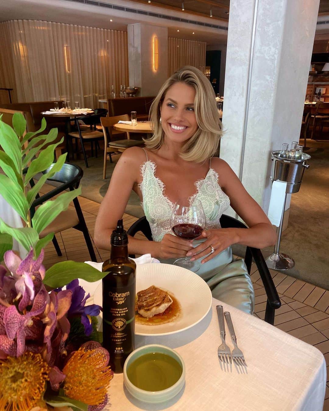 ナタリー・ジェーン・ローザーさんのインスタグラム写真 - (ナタリー・ジェーン・ローザーInstagram)「I will drizzle, dip and bathe all my cooking in @CobramEstate's Ultra Premium range.  I experienced a beautiful lunch at @Margaret with a special #CobramEstate menu by @ChefNeilPerry. An extra virgin olive oil paired with every course! Wizardy. 🫒✨ ad」11月26日 3時30分 - natalie_roser