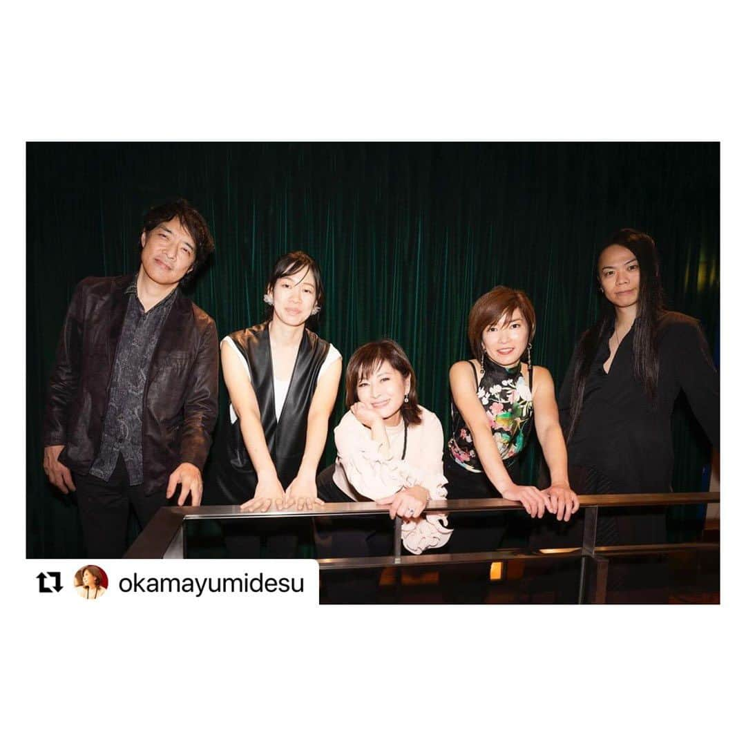 笹峯愛さんのインスタグラム写真 - (笹峯愛Instagram)「2023.11.23  岡まゆみさんのライブ 「織音orion」へ行ってまいりました。  私はエネルギッシュな大御所様をエスコート（できてないけど）。  まゆみさんのステージはいつも愛が溢れていますが 今回はそこに、最初から最後まで真っ直ぐな道が見えるような強さがくっきり、はっきり。 逆に、いつも以上に愛の世界の広がりを感じました。  相変わらず、積み重ねた人生を惜しみなく表現しつつ みんなが驚くほど進化していく歌！  努力をカタチにしていく、その生き方に学びしかないです。 いつも私の目標となる大先輩。  作詞した「唇に三日月を」も まゆみさんの世界観が溢れていました。  いつも、大切に歌ってくださって ありがとうございます✨✨✨  初めて、作品が手を離れる…と言う感覚を味わってゾクゾクした夜。  作曲した谷口崇さん @sweetbabytt にも聴かせねば…  その前に、谷やんのライブにも行かねば。  めっちゃパワーチャージの勤労感謝の日となりました！！  #Repost @okamayumidesu with @use.repost ・・・ Mayumi Oka sings Jazz~Orion<織音>2023~ 昨夜　無事に閉幕しました。あぁ！楽しかった！ お出かけくださいました皆様　本当に本当にありがとうございました。 1年に1回だけのOrion<織音>も7回目の開催になりました。 お出かけくださいますお客様、そして素晴らしい音を奏でて下さる、太田剣さん（Sax)、はたけやま裕さん(percussion）、柴田敏孝さん（Piano)伊東佑季さん（Bass),素敵な環境で我々を支えて下さる JZ Bratのスタッフの皆様、本当に本当にありがとうございました。 今回は素敵なトークゲストに国広富之さんもお迎えしました。 国広さんは水戸での個展の初日にも関わらず、駆けつけてくださり、お客様に版画をサプライズプレゼントとして下さいました。 40数年ぶりにお会いして楽しくおしゃべりしました。ありがとうございました！ 今回もフォトグラファーの三浦麻旅子さんが写真を撮ってくださいました。 思い出話と共に少しずつアップして行きますね。  ＃orion<織音> #jzbrat #太田剣　＃はたけやま裕　＃柴田敏孝　＃伊東佑季　＃国広富之　＃三浦麻旅子 ＃岡まゆみ」11月25日 11時46分 - mineco.m