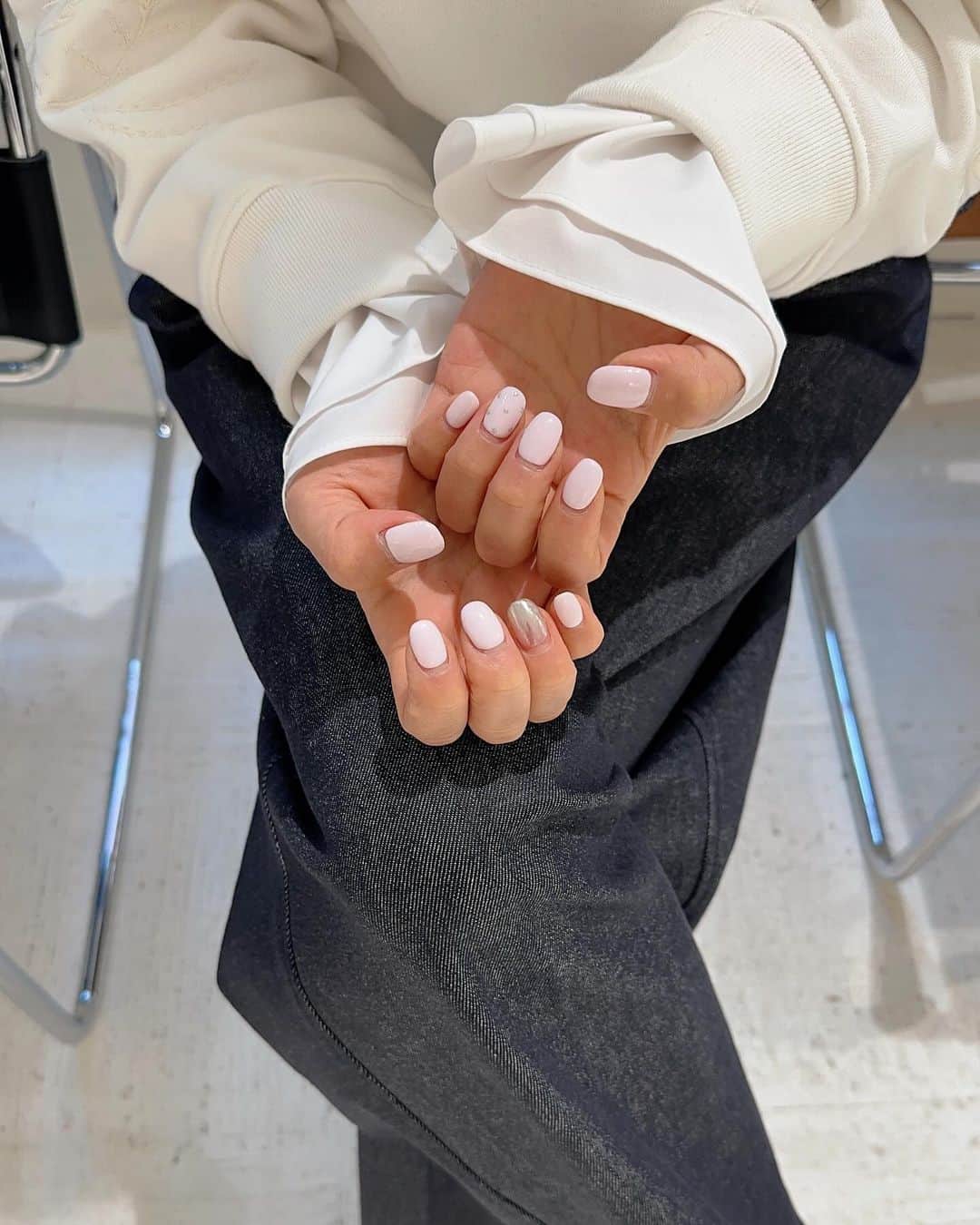 Keikooooooのインスタグラム：「今月のnail 🩷 denimに合わせて、baby pinkと、 silverの 組み合わせにしてみた💅  #nail #今月のnail」