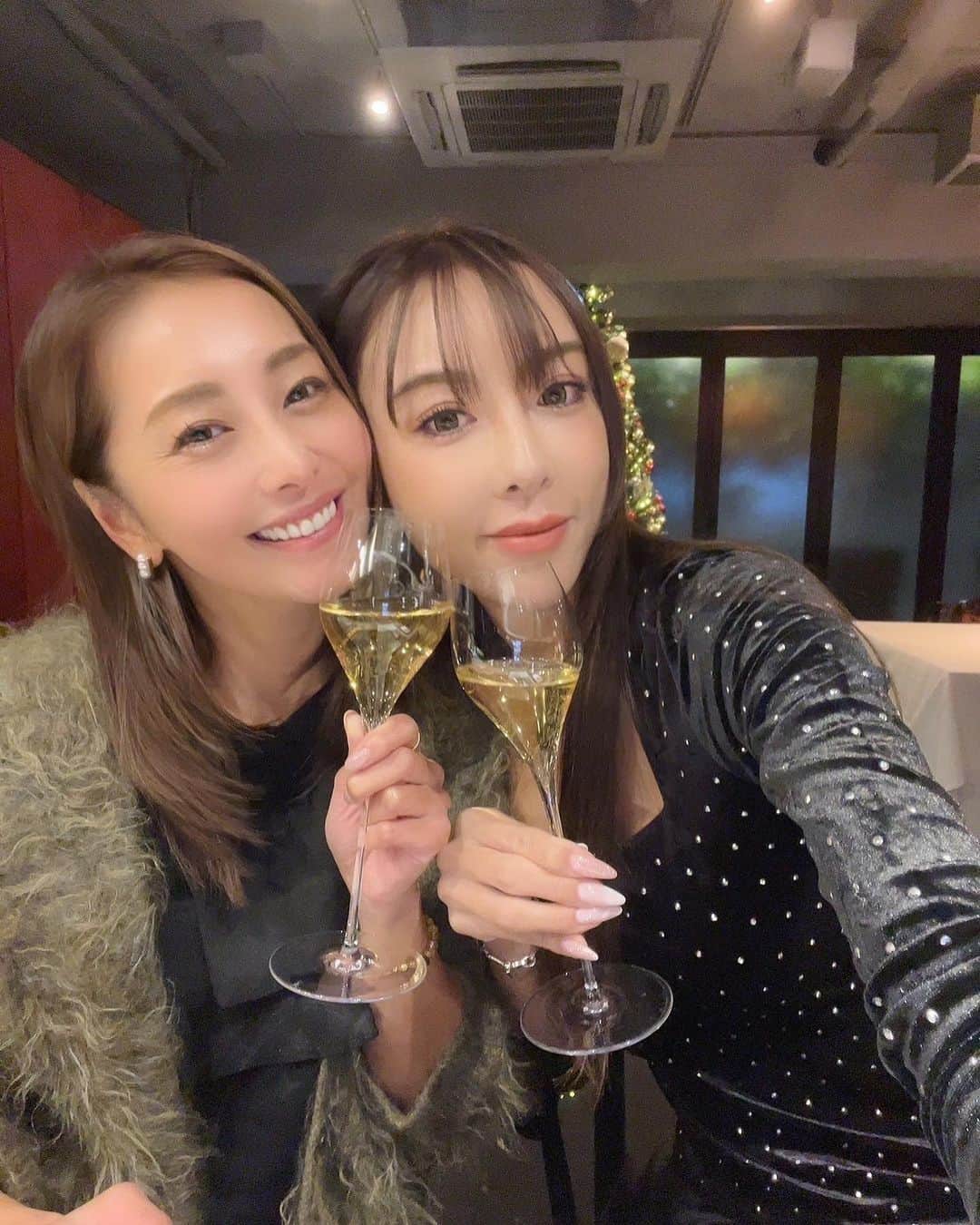 熊切あさ美のインスタグラム：「お仕事終わり お腹空いたーと思い ダメ元でさなに電話したらさなもお仕事終わり急遽会えた💛 久しぶりすぎる ちょっとだけでも会えて元気でた☺️ お誕生日おめでとう💛 #genking  #熊切あさ美」