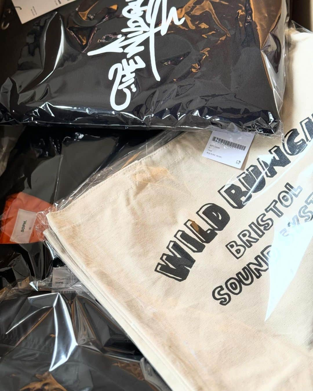 MUROのインスタグラム：「@soph_co_ltd  @wild_bunch_bristol から嬉しい頂き物✨🙏 #wildbunchbristol ㊗️#40thanniversary」