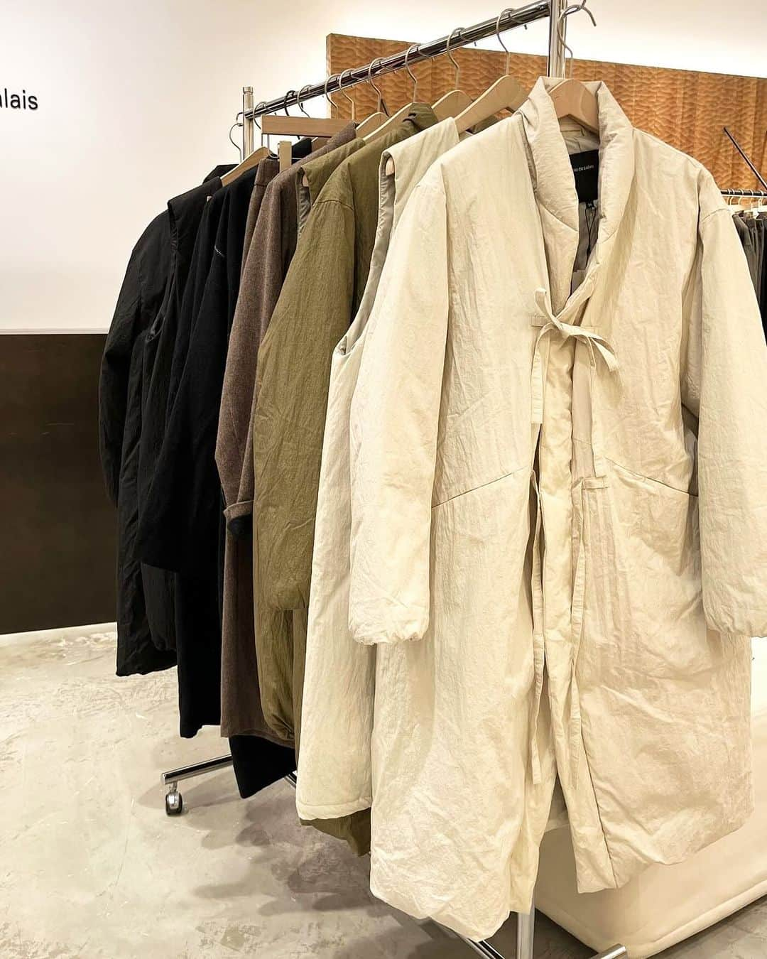 pas de calais -パドカレ-さんのインスタグラム写真 - (pas de calais -パドカレ-Instagram)「•  pas de calais  Recycled Down Coat  ダブルリボンが特徴のパドカレらしいロングダウンコート。  •Down Coat (No.9233) Ivory, Khaki, Black 81,400yen   ◾️Order Novelty Event開催中 11/26(日)まで！  @pasdecalais_story   #pasdecalais  #pasdecalais_offical_jp  #パドカレ #recycled  #down #23aw #fashion #大人カジュアル」11月25日 11時54分 - pasdecalais_official_jp