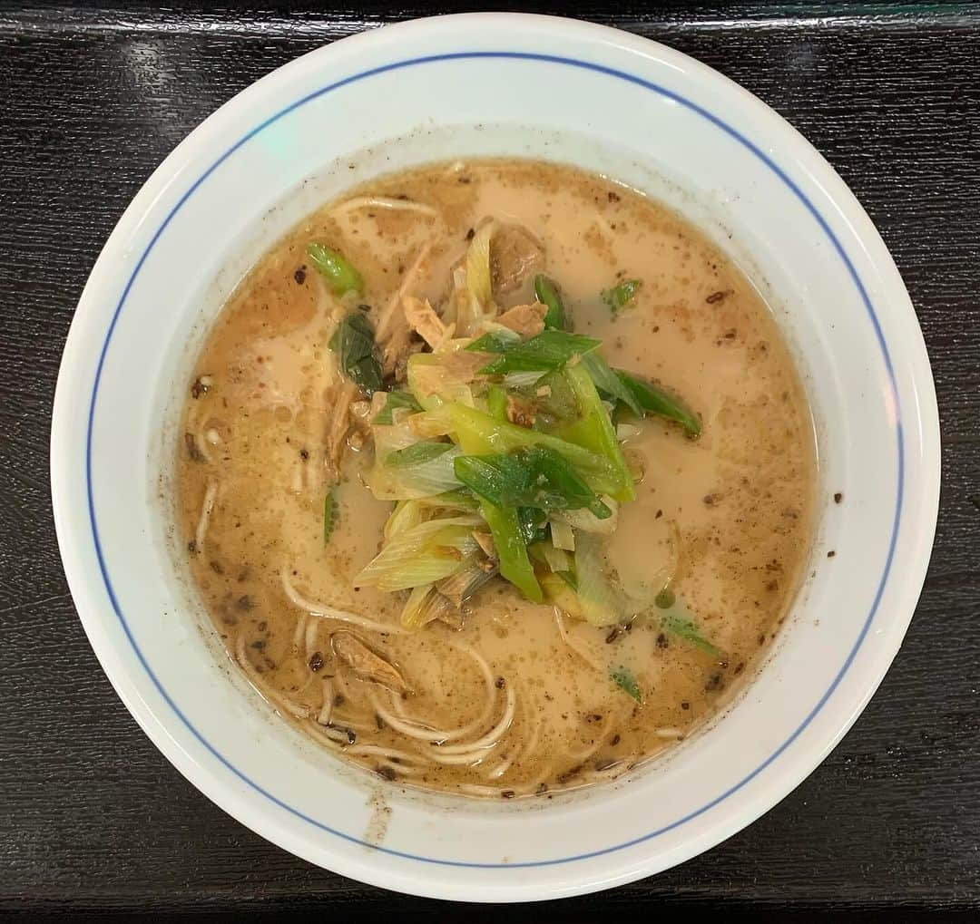 白鳥雪之丞さんのインスタグラム写真 - (白鳥雪之丞Instagram)「熊本3日目ランチ🤤🍜🍙  #ネギラーメン #餃子 #6ヶ #ぎょうざセット #B #おにぎり #2コ #熊本ラーメンめんきち #めんきち #熊本」11月25日 11時59分 - yukinojoeshiratori