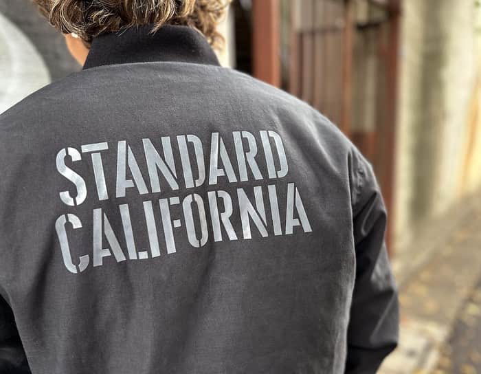 スタンダードカリフォルニアさんのインスタグラム写真 - (スタンダードカリフォルニアInstagram)「SD Reversible Deck Jacket -Official Store Limitedが入荷しました。  デッキジャケットとキルトジャケットを1枚で楽しめる両A面リバーシブル仕様。 ボディはライトオンスのコードレーンとミリタリーキルトを使用したリバーシブル。 コットンのパリっとしたハリ感が特徴のコードレーンは、ライトオンスなのでハリ感はありながらもゴワゴワせずに着やすいのが特徴です。  ブラックボディのデッキ面にはチャコールでミリタリーロゴを落とし込みました。 プリントの風合いはヴィンテージを彷彿とさせる光沢のある凹凸を感じる厚盛りのラバープリント。 ボディもプリントも着こむほどに経年変化も期待できます。  取り扱いはStandard California直営店とOfficial Online Storeのみとなります。  SD Reversible Deck Jacket -Official Store Limited has just arrived!  @standardcalifornia_os  @standardcalifornia_movie   #standardcalifornia  #スタンダードカリフォルニア  #deckjacket  #デッキジャケット  #jacket  #ジャケット  #internationalshipping  #overseashipping  #worldshopping  #worldshoppingjp」11月25日 12時00分 - standardcalifornia